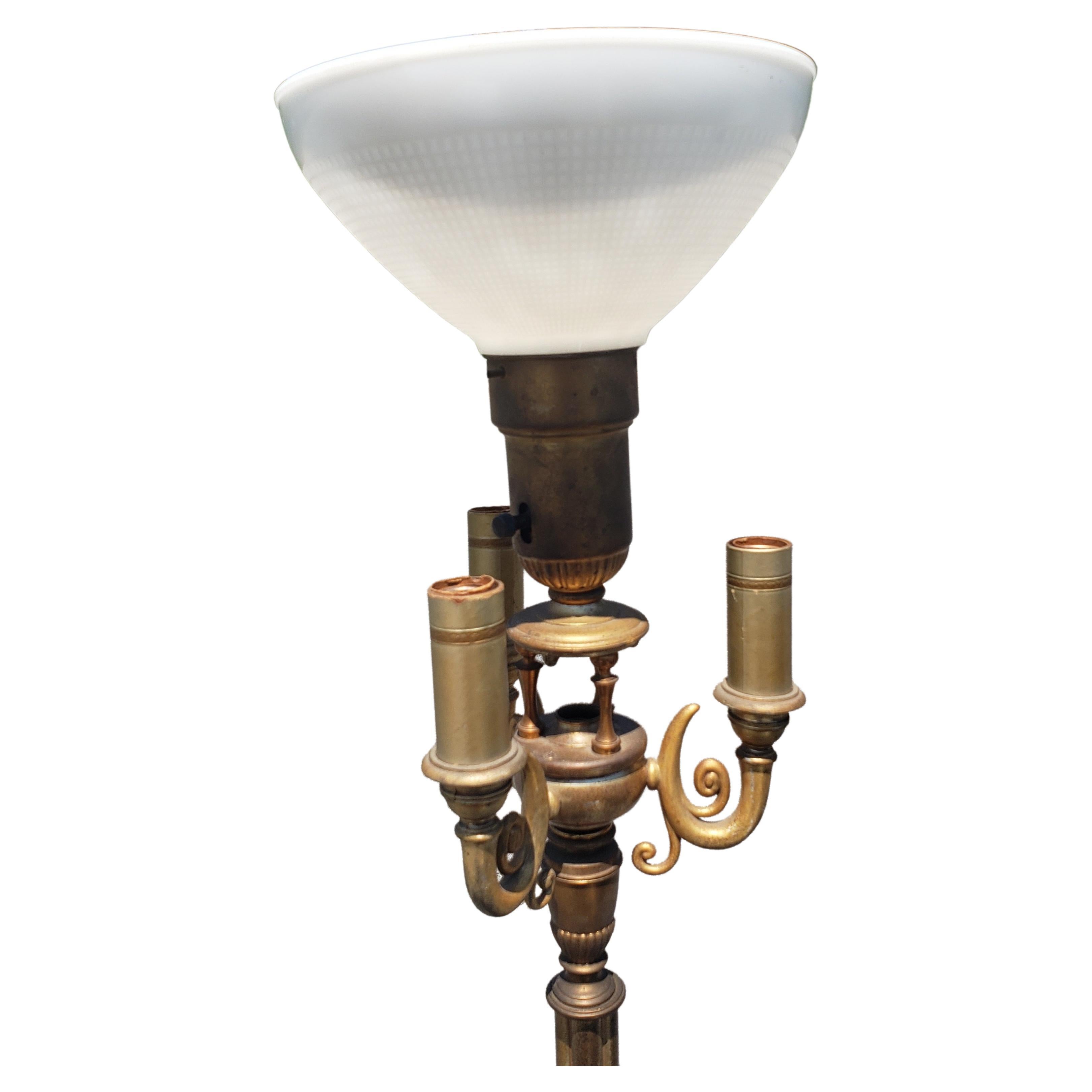 Antike Stehlampe aus patiniertem Metall und Onyx mit 4 Lampen.
Schwere und solide Konstruktion. Maßnahmen 11 Zoll in der Breite und 11 Zoll in der Tiefe an der Basis und steht 60 Zoll hoch an der Spitze des Schattens.