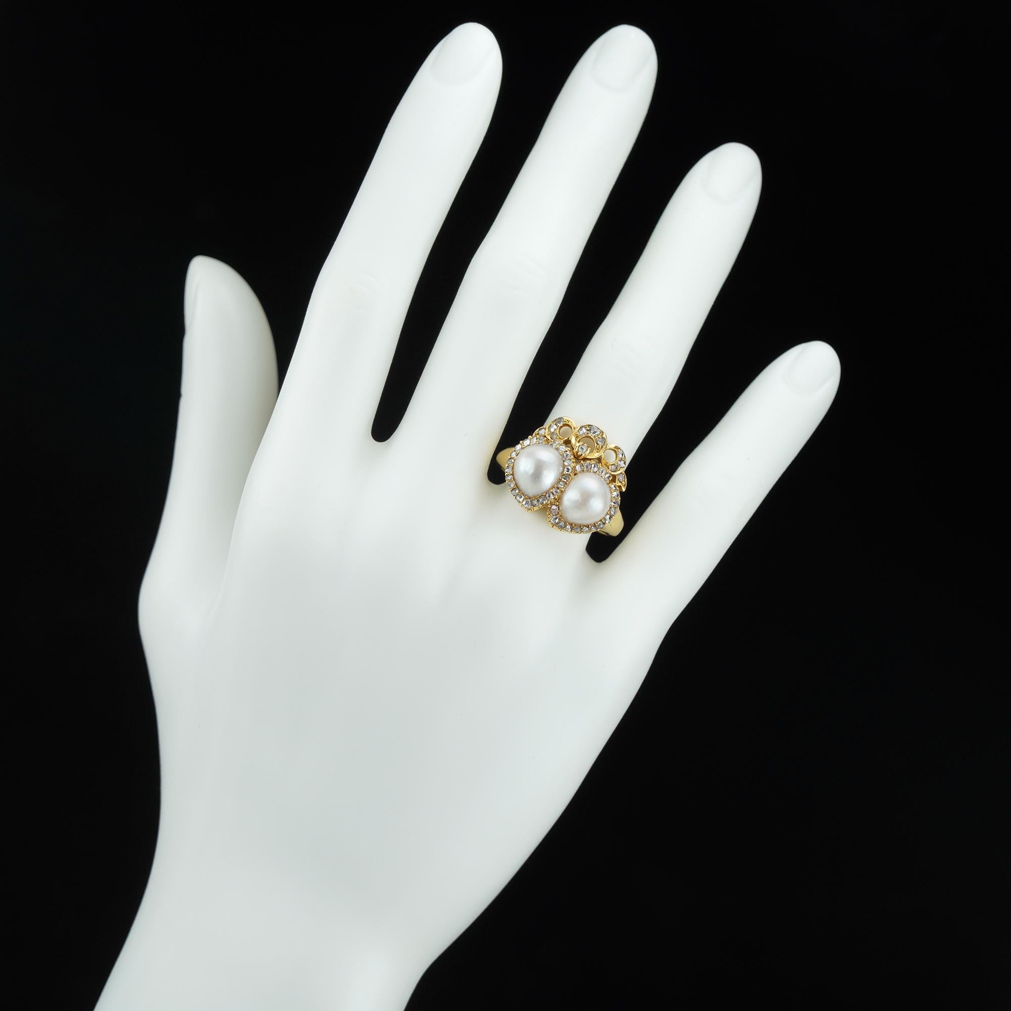 Late Victorian Pearl Diamond Gold Twin Heart Cluster Ring In Good Condition For Sale In London, GB