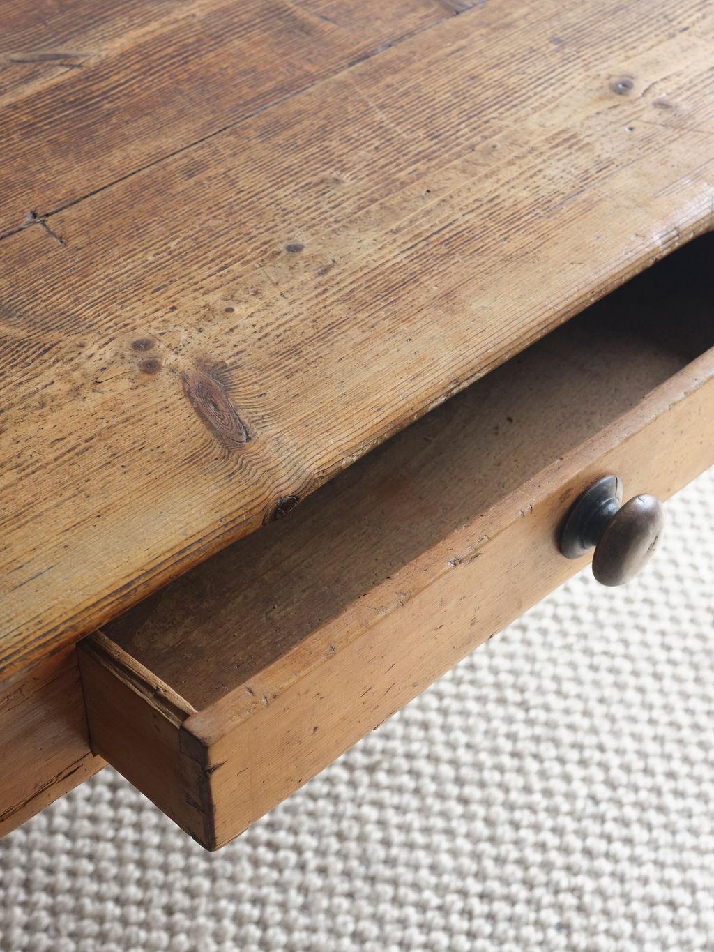 Late Victorian Polished Pine Farmhouse Dining Table with Single Drawer In Distressed Condition For Sale In Madison, MS