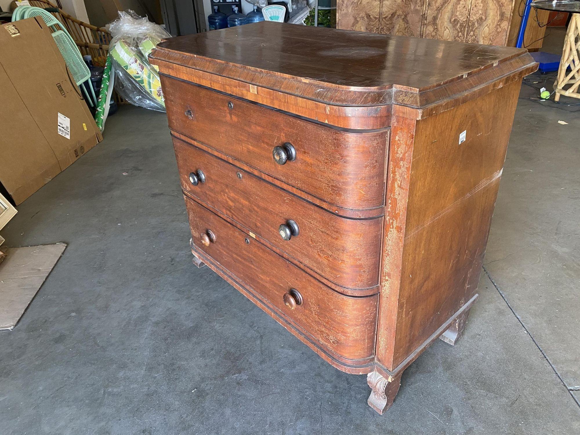 Late Victorian Queen Anne Lowboy Dresser with Sculpted Front In Excellent Condition For Sale In Van Nuys, CA