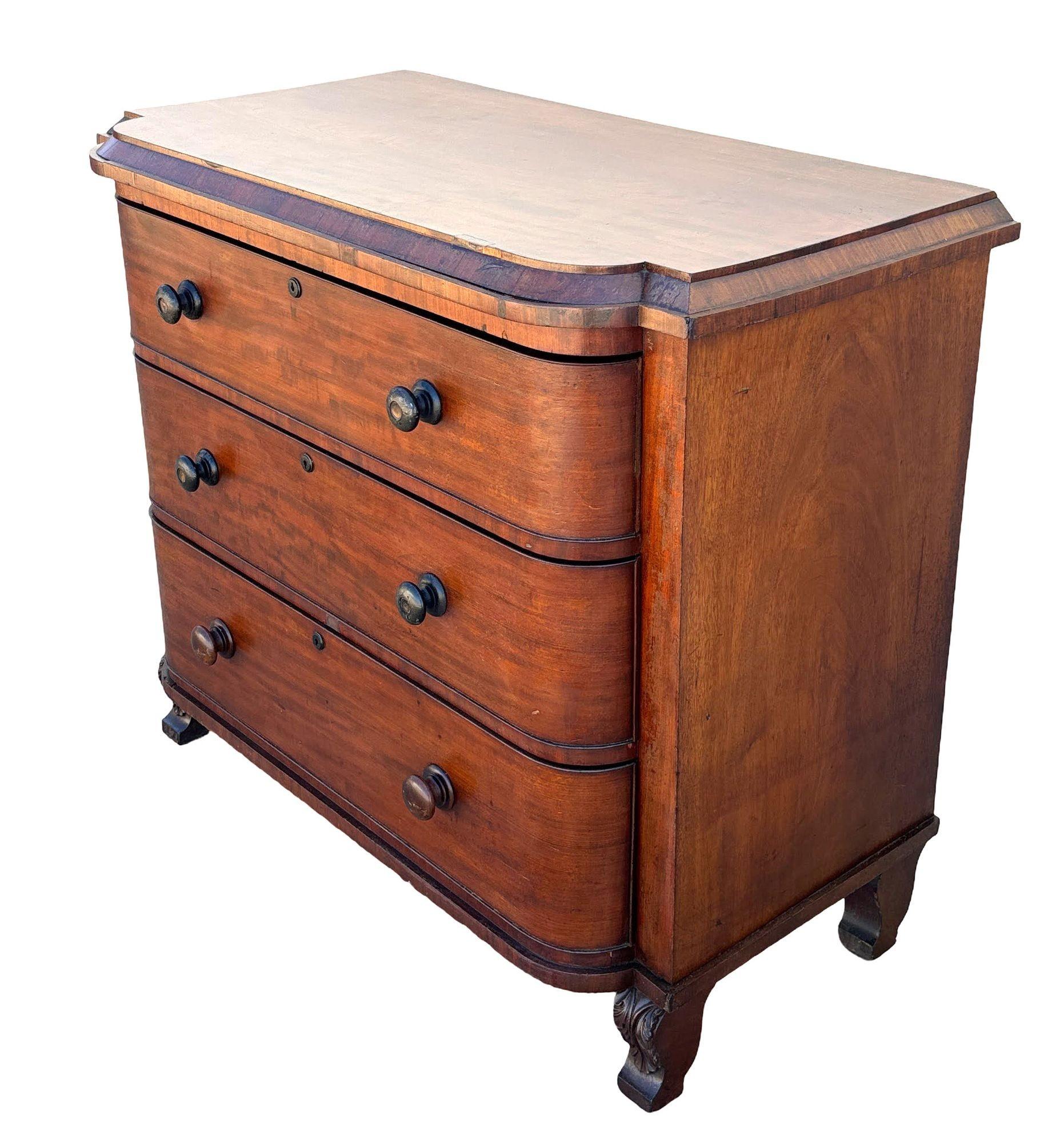 American Late 19th Century Victorian Queen Anne Lowboy Dresser with Sculpted Front For Sale