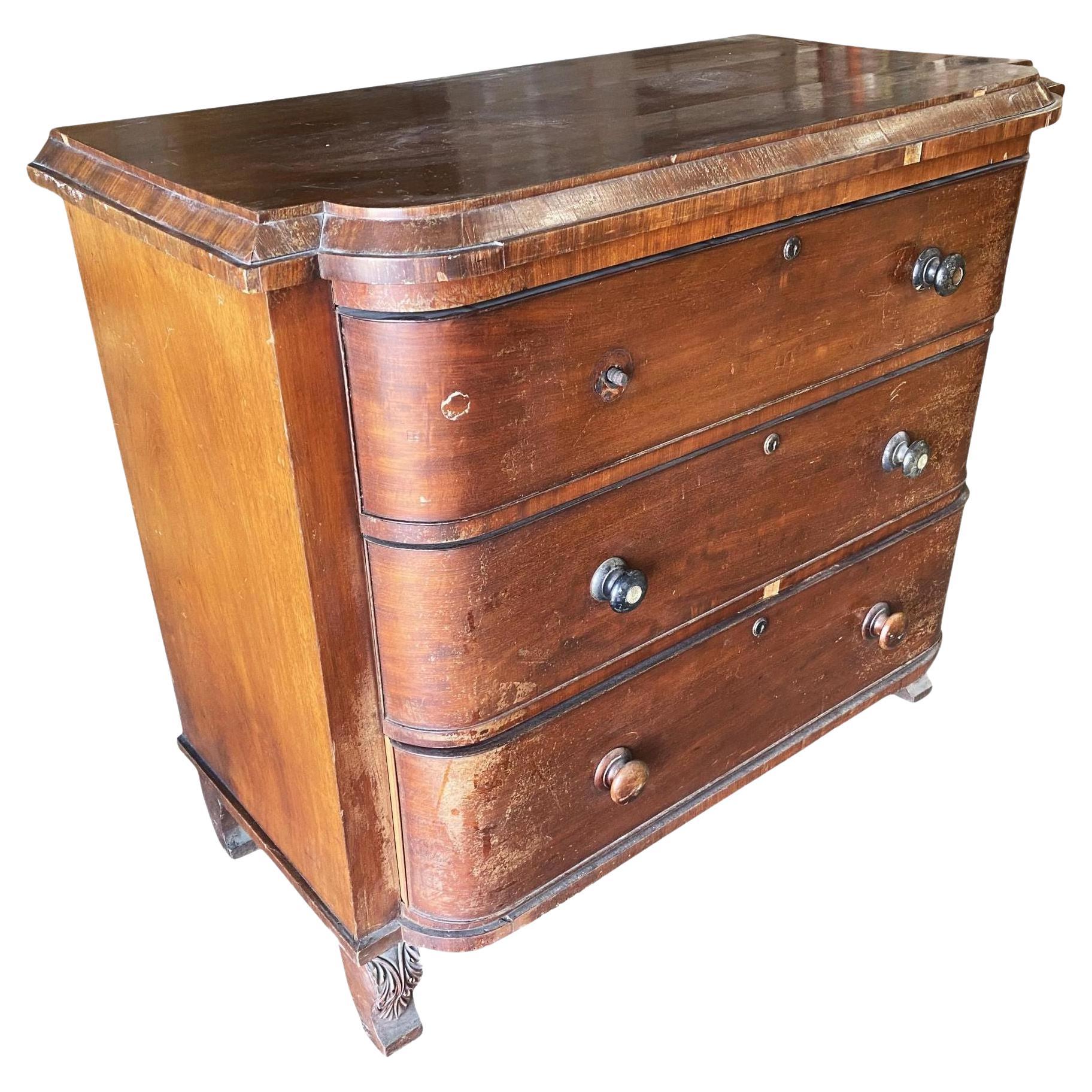 Commode basse Queen Anne victorienne tardive avec sculpture sur le devant en vente