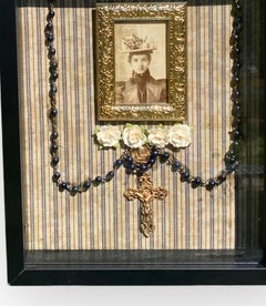 Spätviktorianischer religiöser Gedenk-Rosenkranz-Schattenkasten