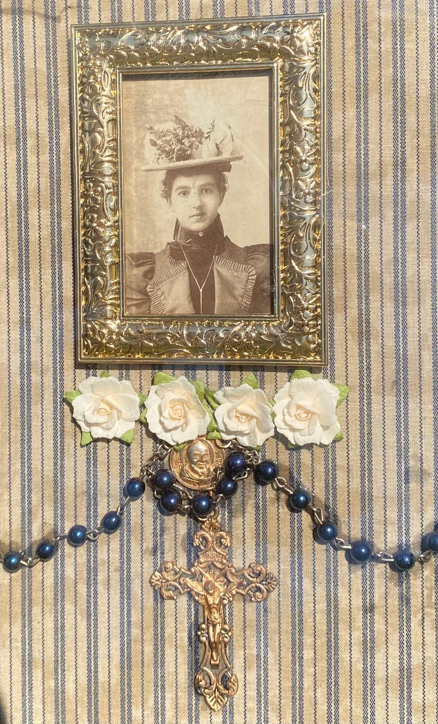 Ébénisé Boîte à ombres pour chapelet religieux commémoratif de la fin de l'époque victorienne en vente