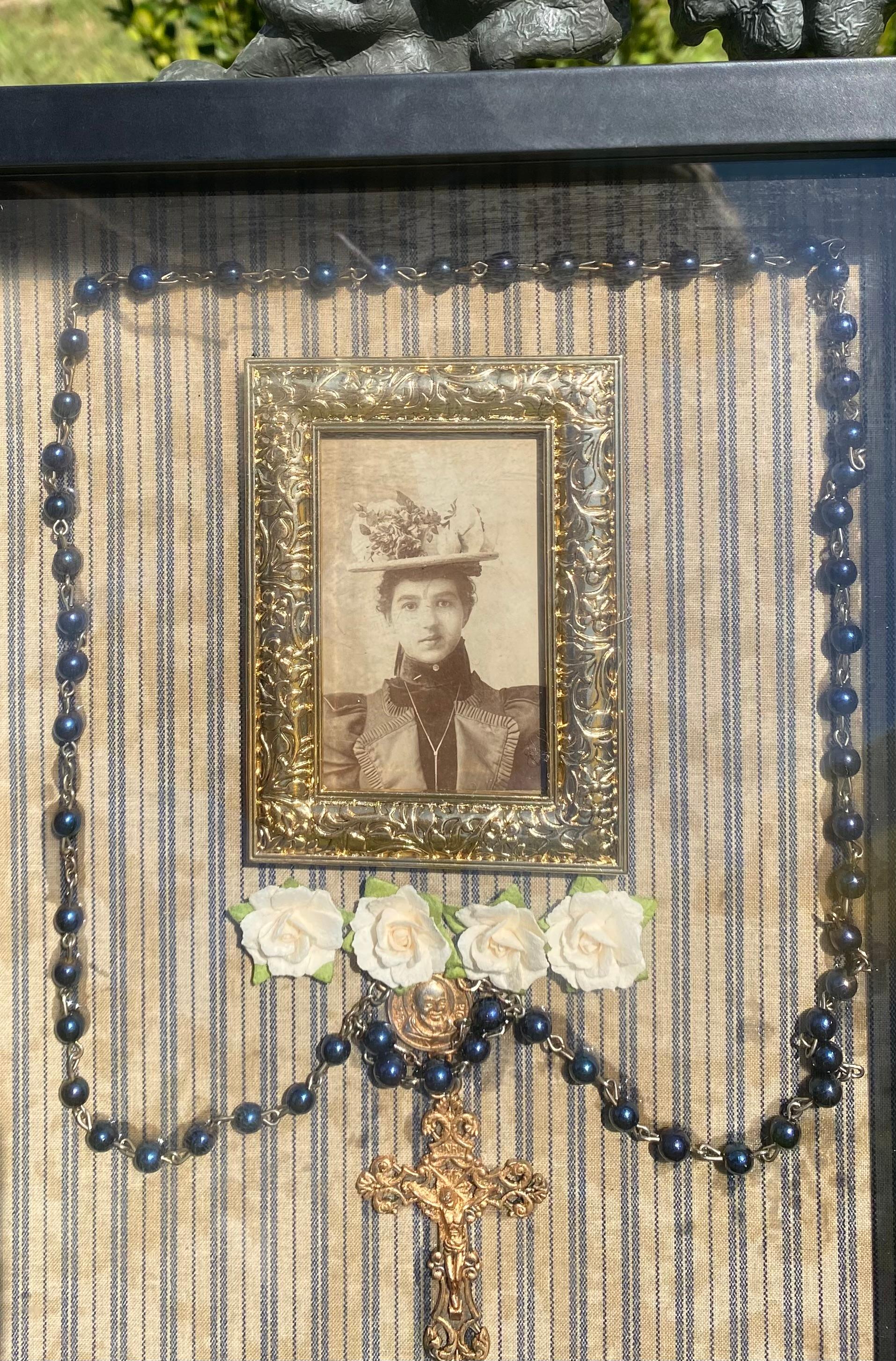 Boîte à ombres pour chapelet religieux commémoratif de la fin de l'époque victorienne Bon état - En vente à New Orleans, LA