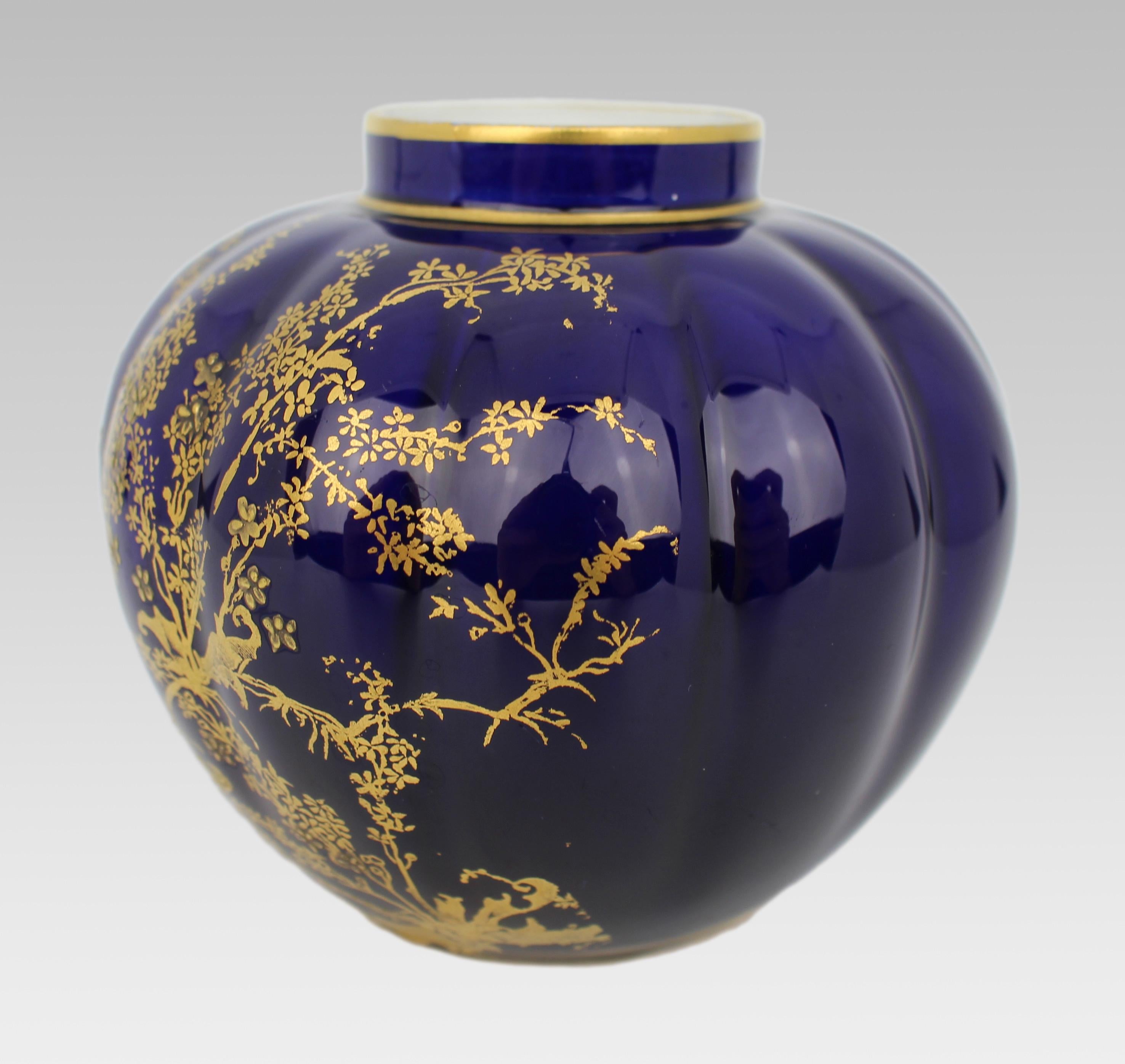 Britannique Vase bleu cobalt et doré de la fin de l'époque victorienne de Crown Derby en vente