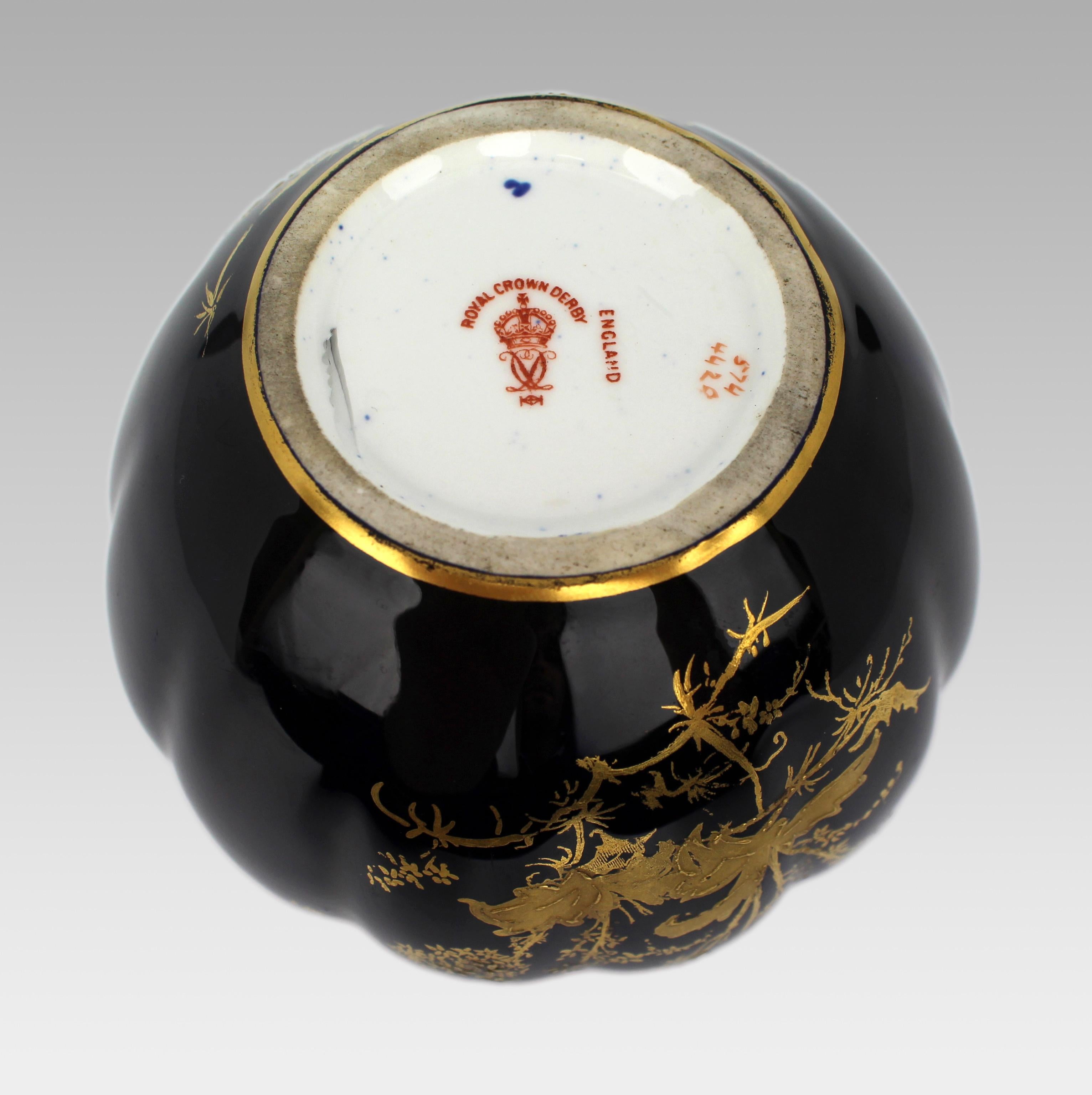 20ième siècle Vase bleu cobalt et doré de la fin de l'époque victorienne de Crown Derby en vente