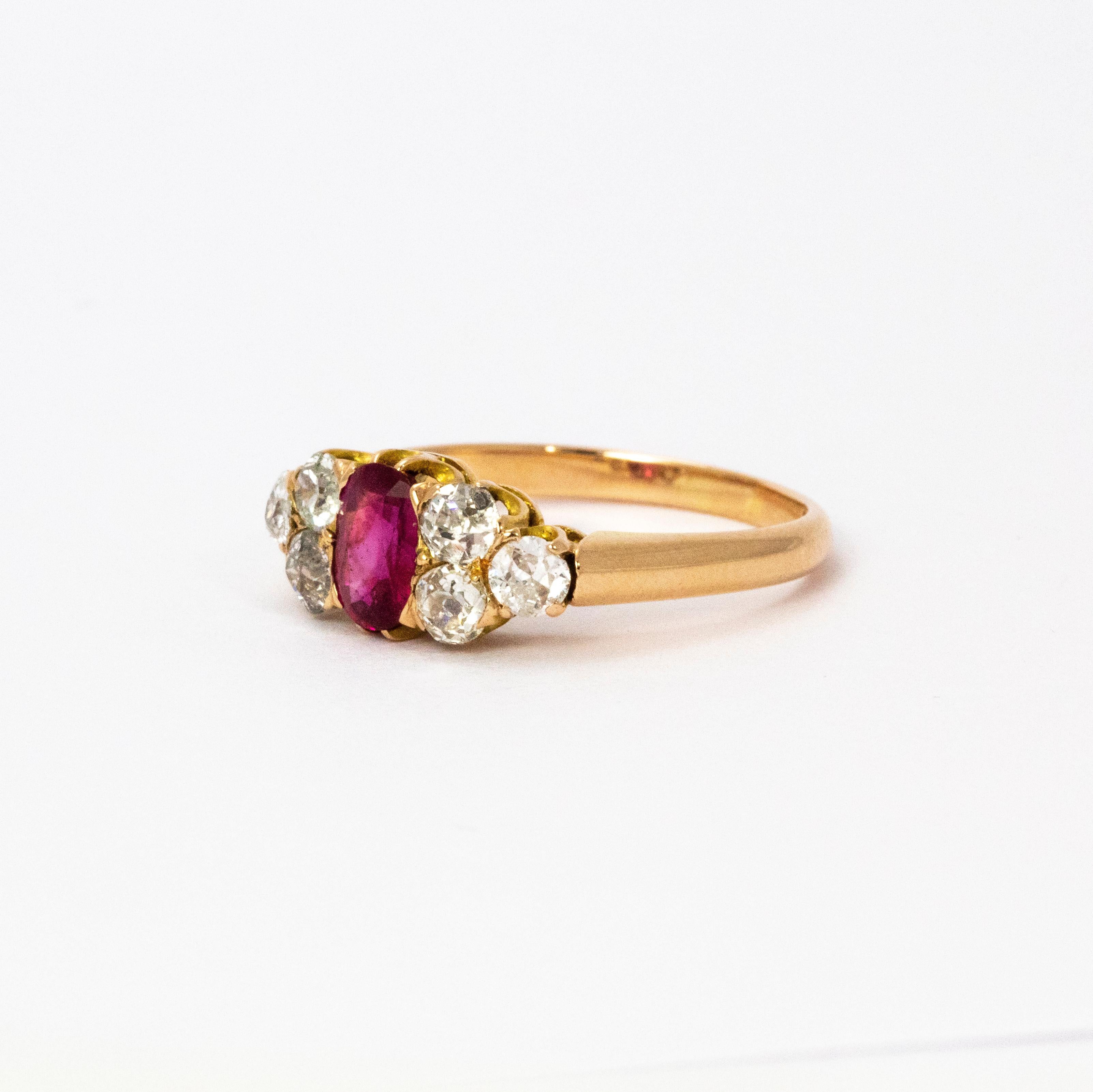 Ein schöner spätviktorianischer Ring, in der Mitte besetzt mit einem atemberaubenden Rubin, der etwa 65 Punkte misst und eine tolle rosa Farbe hat. Auf beiden Seiten sitzt ein Trio von Diamanten im alten europäischen Schliff mit insgesamt 90