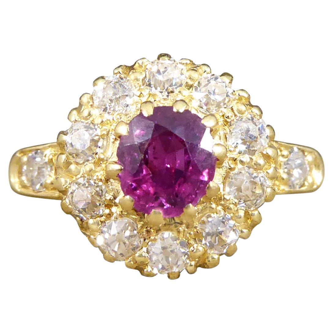 Spätviktorianischer Rubin- und Diamant-Cluster-Ring mit Diamantbesatz an den Schultern aus 18 Karat  im Angebot