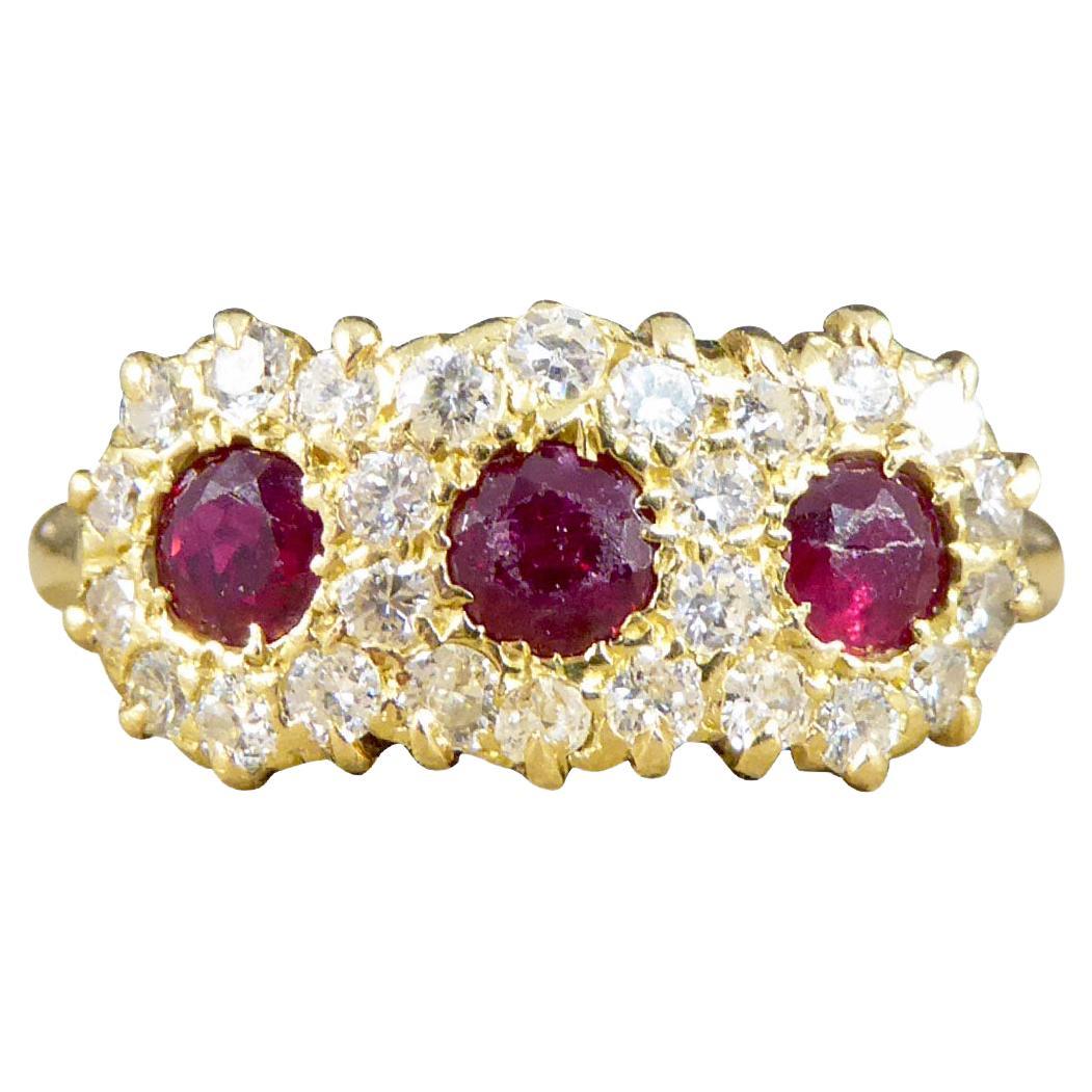 Spätviktorianischer Rubin- und Diamant-Dreifach-Cluster-Ring aus 18 Karat Gelbgold