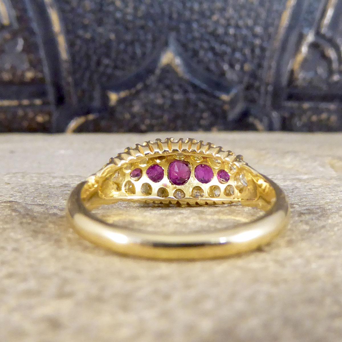 Spätviktorianischer Rubin-Clusterring mit fünf Steinen und Diamanten aus 18 Karat Gelbgold (Ovalschliff) im Angebot
