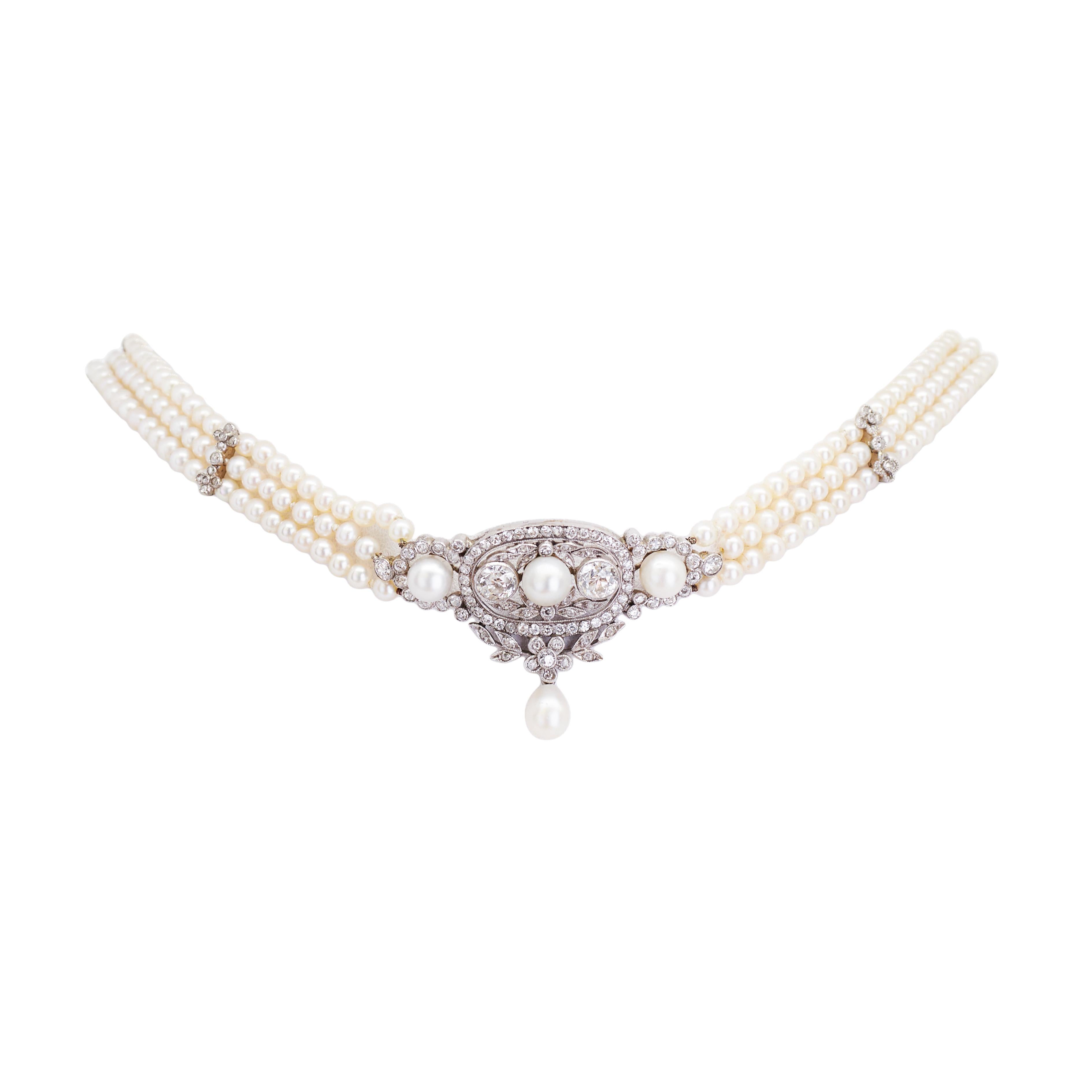 Nous sommes fiers de vous présenter un magnifique collier antique authentique, véritable célébration de l'élégance intemporelle et de l'artisanat exquis.

Datant des années 1910, cette pièce élégante présente trois rangs de perles d'eau salée