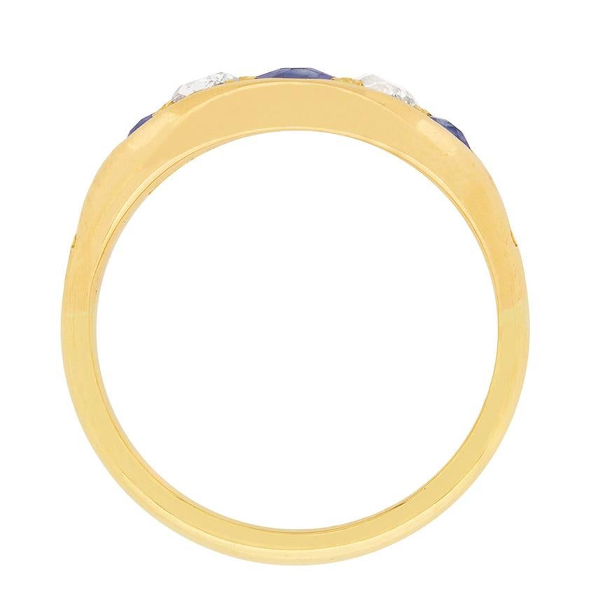 Este anillo de cinco piedras es una mezcla de hermosos zafiros azules y brillantes diamantes. El zafiro central es de 0,40 quilates y los dos de los extremos pesan 0,10 quilates cada uno. Son naturales, sin tratamiento térmico. Los diamantes son de