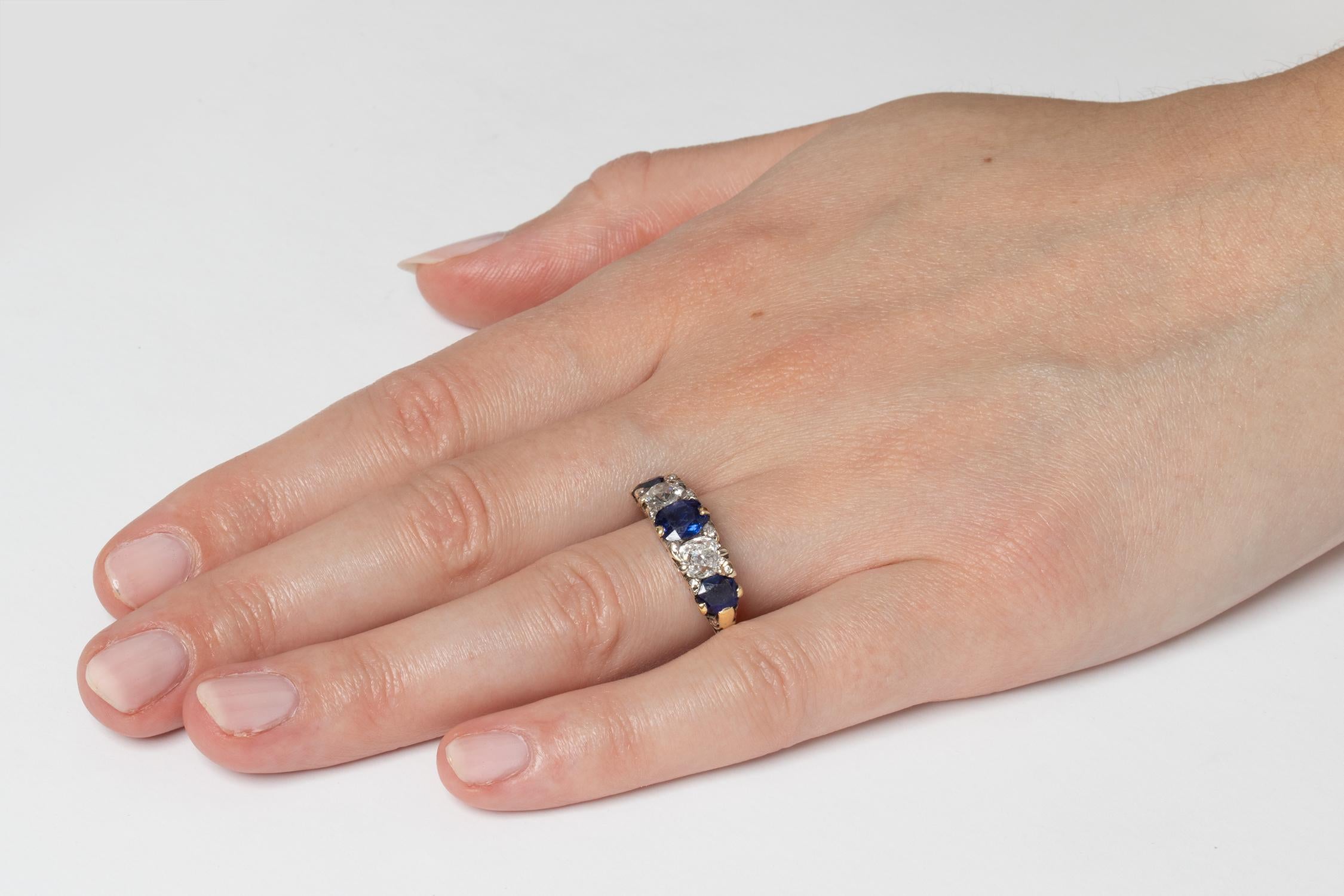 Spätviktorianischer fünfsteiniger Ring mit Saphiren und Diamanten, um 1900 für Damen oder Herren im Angebot
