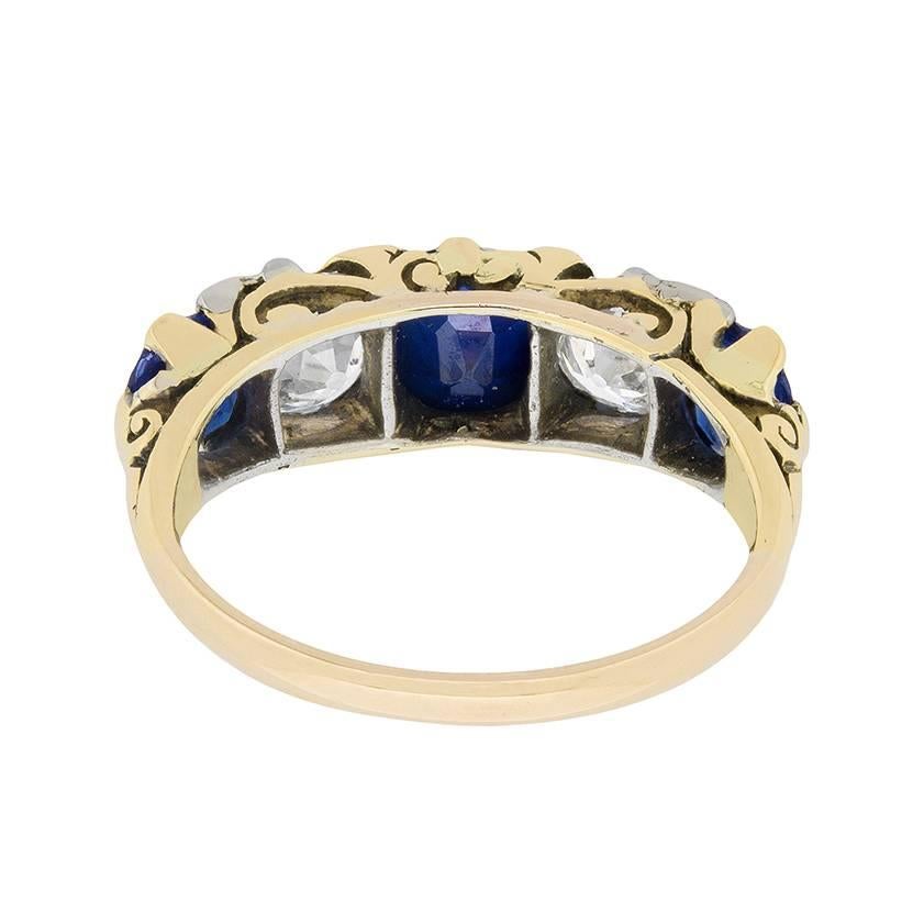 Spätviktorianischer fünfsteiniger Ring mit Saphiren und Diamanten, um 1900 (Ovalschliff) im Angebot