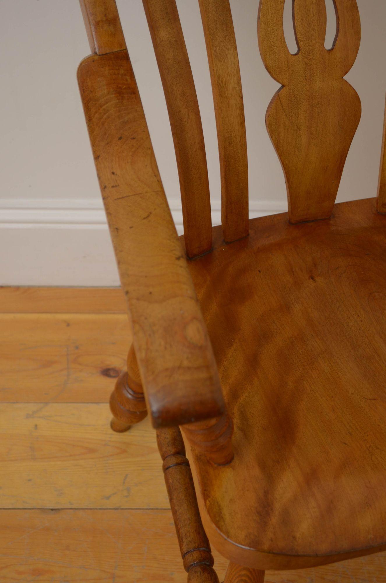 Spätviktorianischer Windsor-Stuhl aus Seidenbirkenholz im Angebot 2