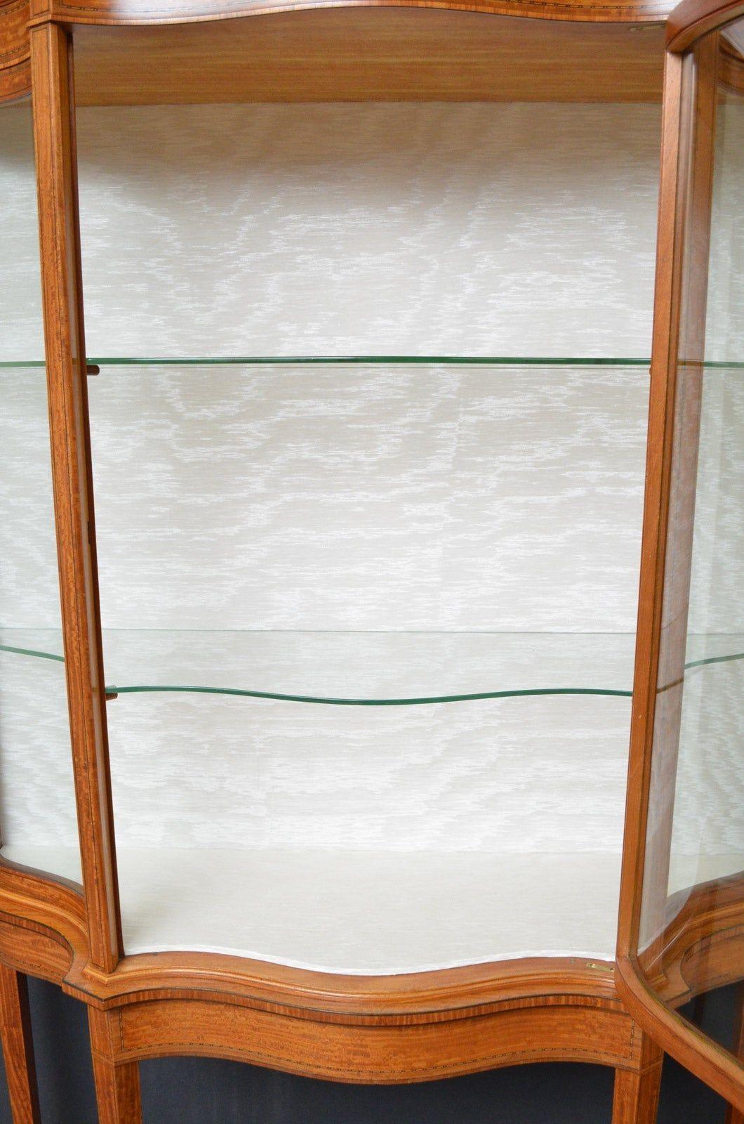 Vitrine torsadée en bois de satin de la fin de l'époque victorienne en vente 4