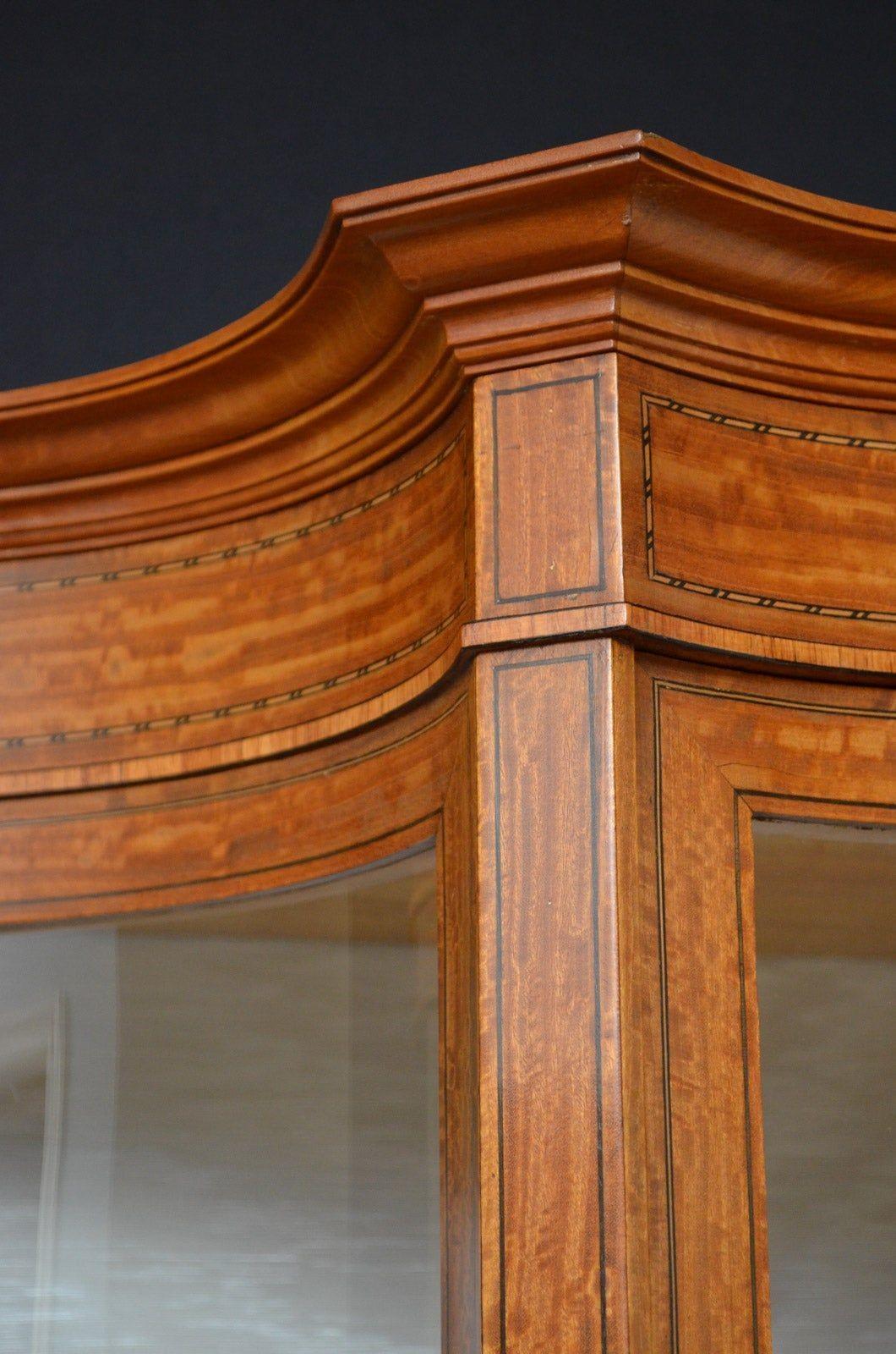 Vitrine torsadée en bois de satin de la fin de l'époque victorienne Bon état - En vente à Whaley Bridge, GB