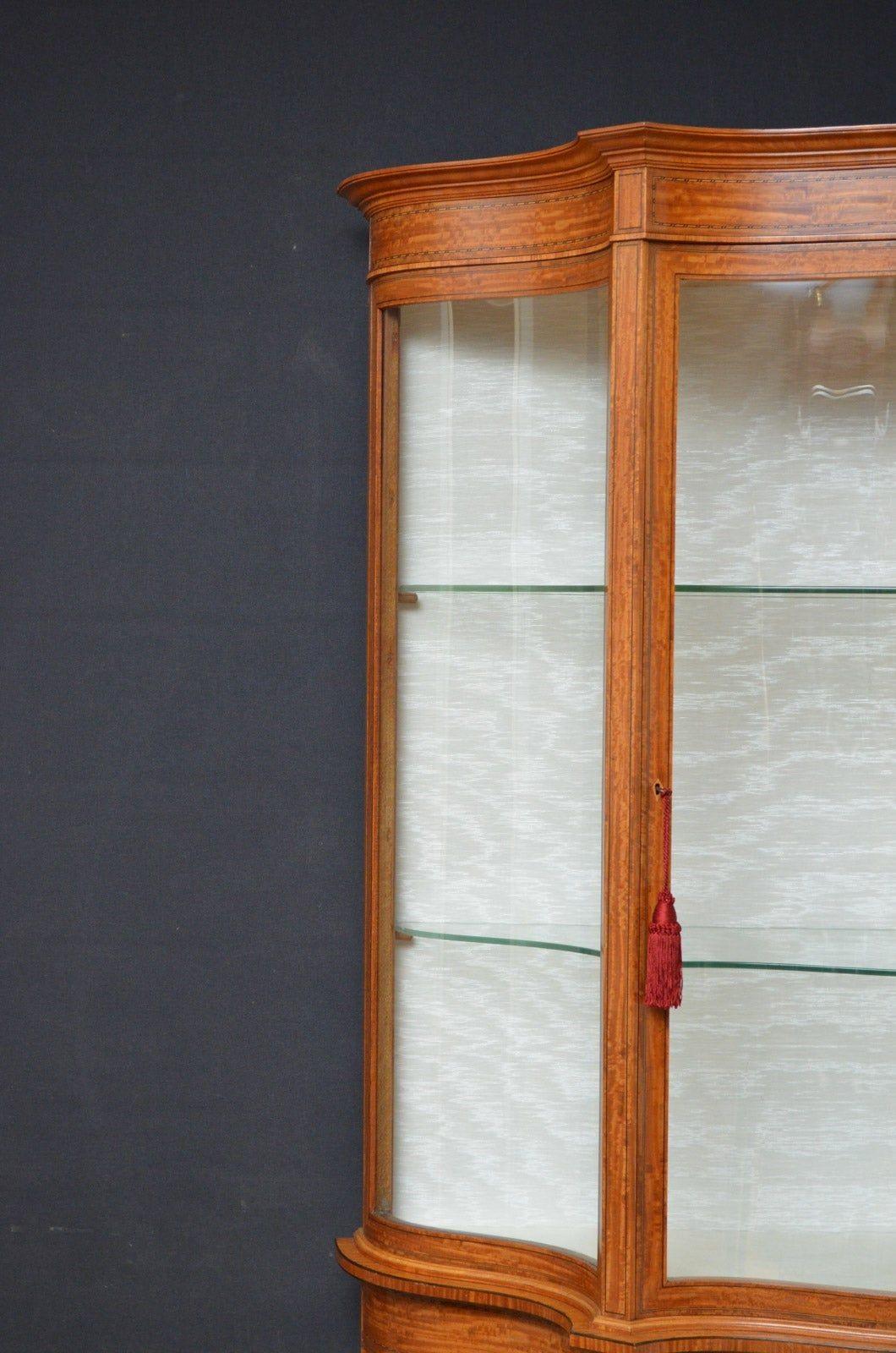 Citronnier Vitrine torsadée en bois de satin de la fin de l'époque victorienne en vente