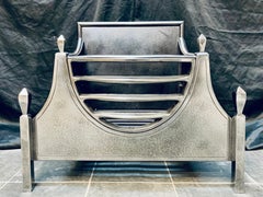 Grille de cheminée écossaise de la fin de l'époque victorienne dans le style Adams