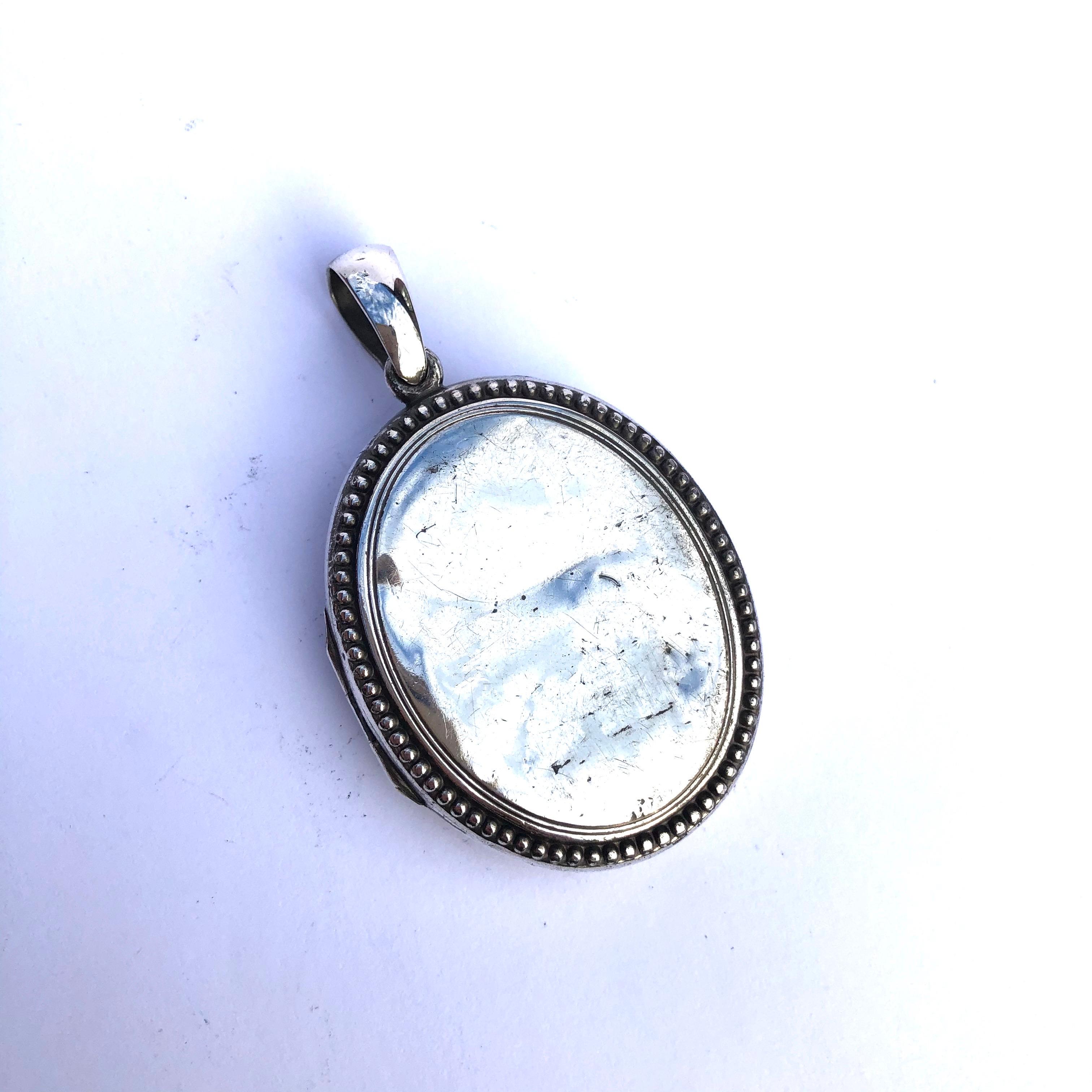 This wonderful silver locket features beaded detail around the edges and a panel that is raised. The inside has two compartments to keep your loved ones photo or lock of hair within. 

Dimensions Inc Loop: 55x 34mm 

Weight: 13.1g