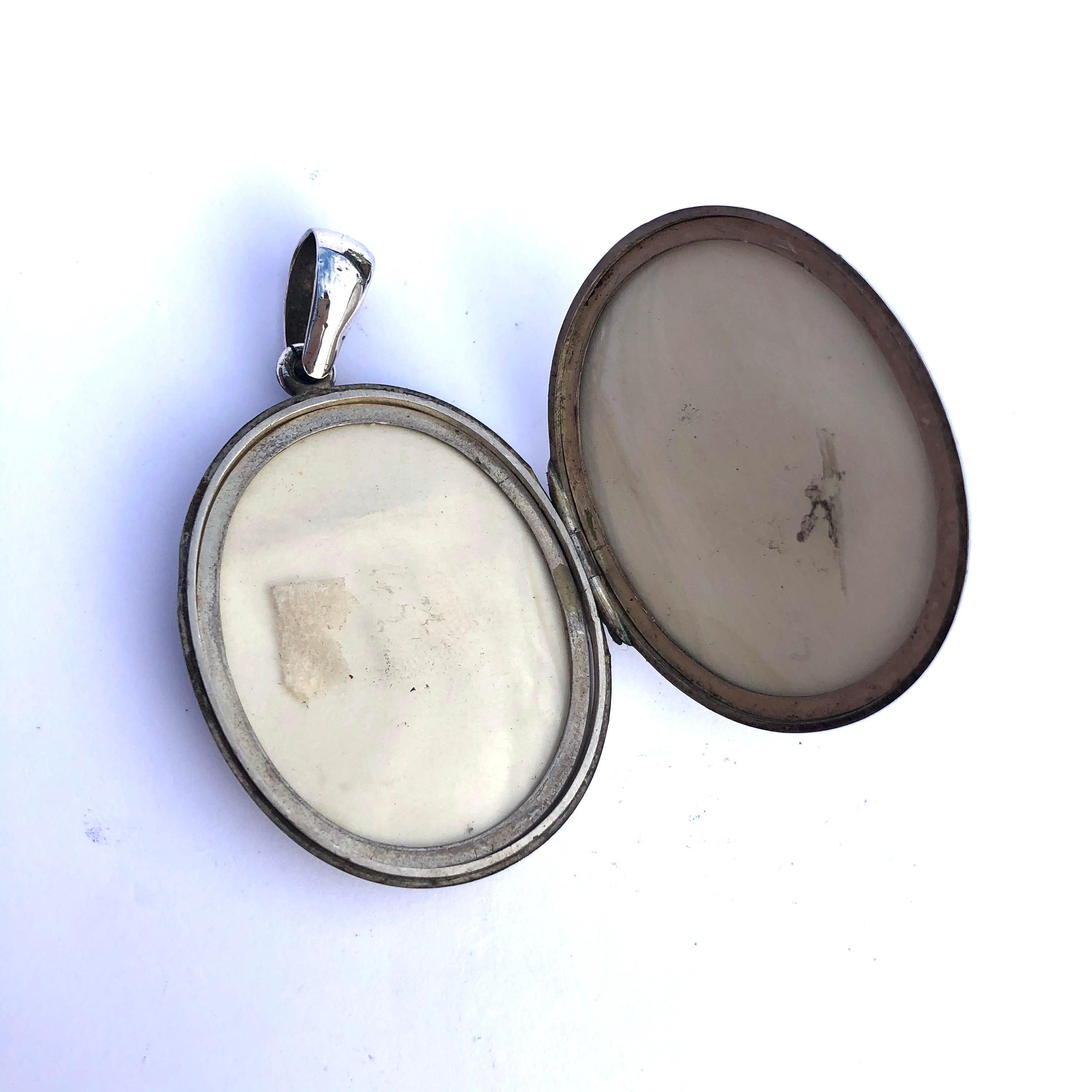 Late Victorian Silver Fancy Locket In Good Condition For Sale In Chipping Campden, GB