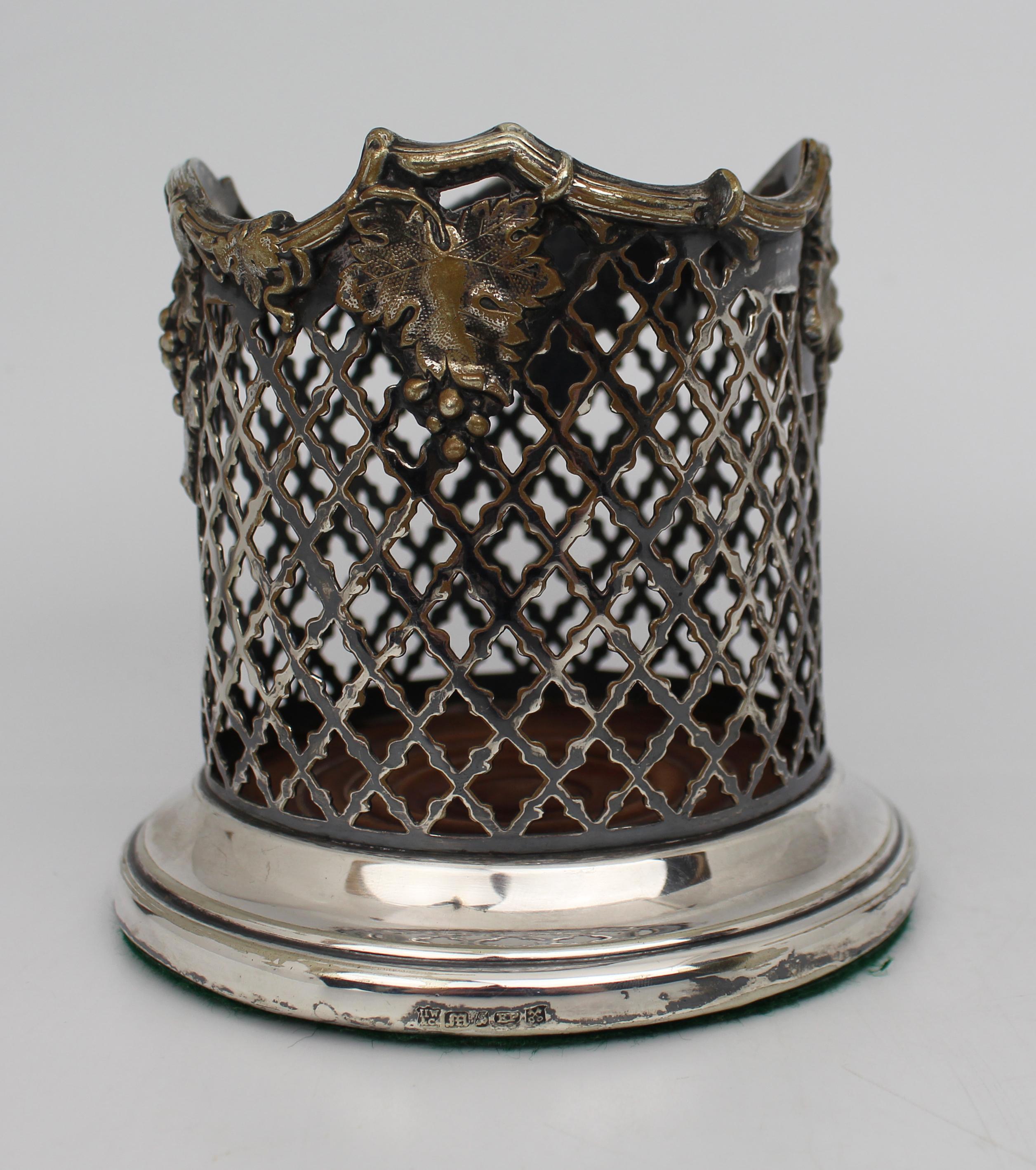 Late Victorian silver plated wine bottle coaster


Henry Wilkinson & Co, Sheffield. Silver plate EP

Turned wooden base, baize lined to the underside

Measures 13 x 13 x 12 (height) cm

Good condition commensurate with age.
