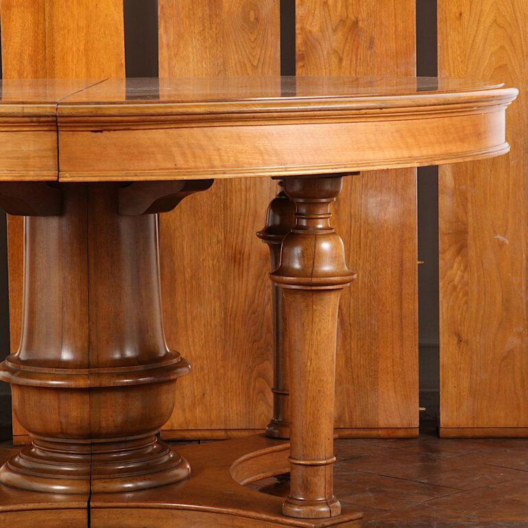 American Late Victorian Solid Walnut Round Extending Dining Banquet Table