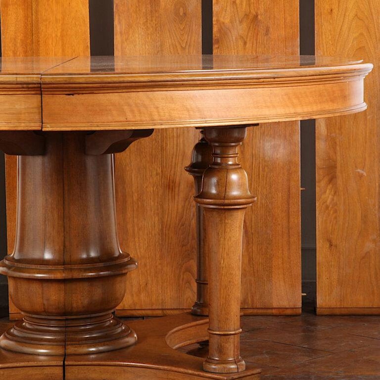 American Late Victorian Solid Walnut Round Extending Dining Banquet Table For Sale