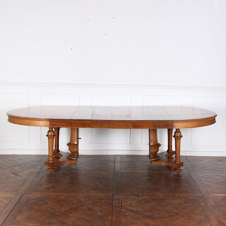 Late Victorian Solid Walnut Round Extending Dining Banquet Table In Good Condition In Vancouver, British Columbia