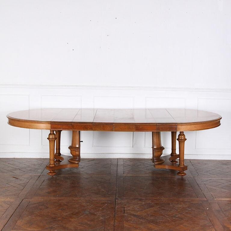 Late Victorian Solid Walnut Round Extending Dining Banquet Table In Good Condition For Sale In Vancouver, British Columbia