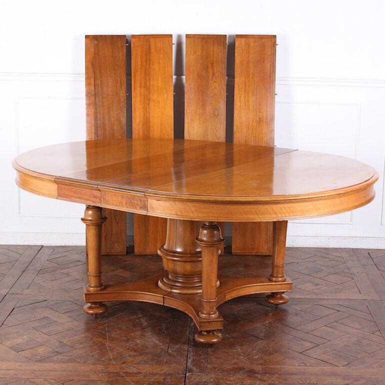 20th Century Late Victorian Solid Walnut Round Extending Dining Banquet Table