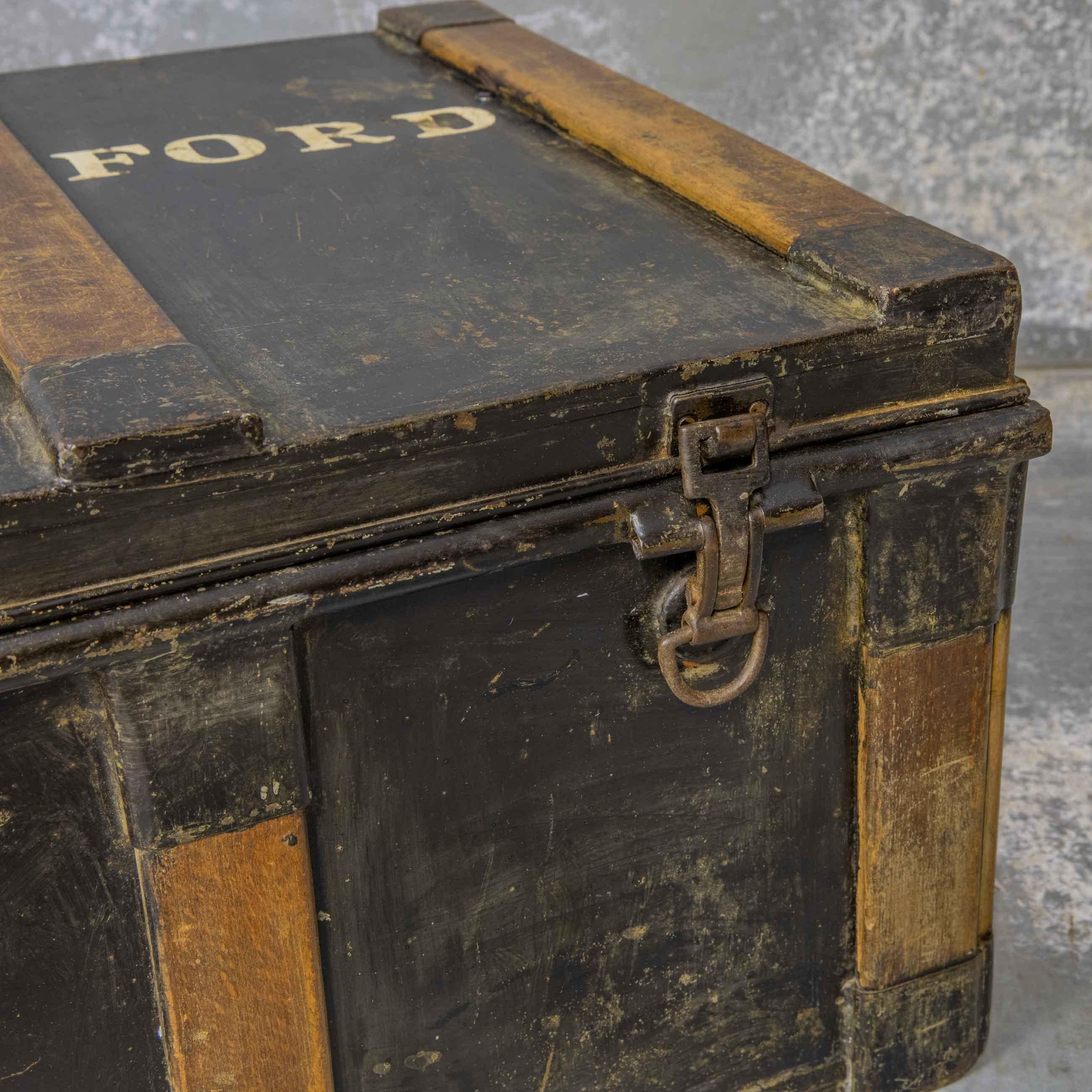 Late Victorian Tin Travelling Trunk In Distressed Condition For Sale In Manchester, GB