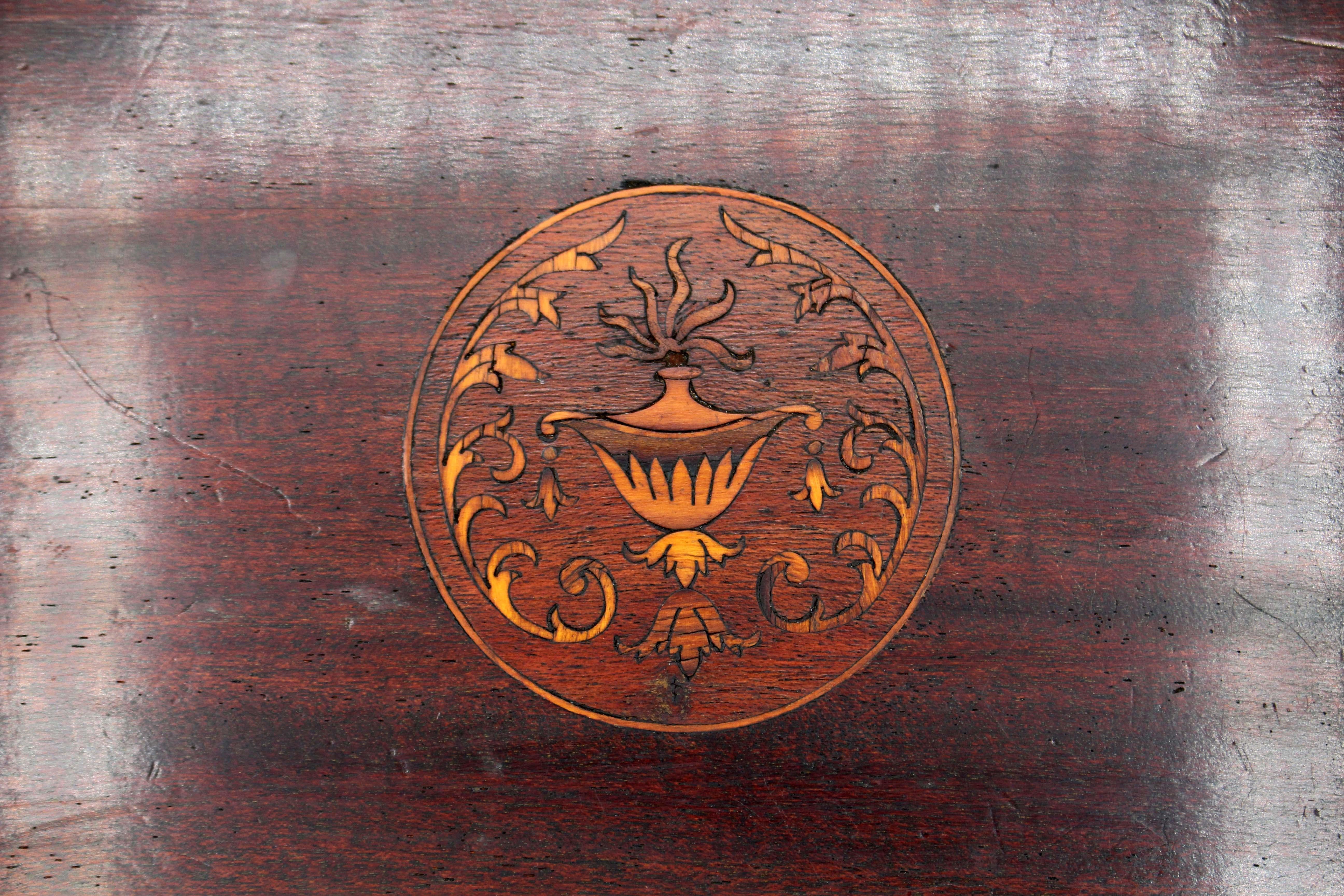 Plateau circulaire à galerie, de la fin de l'époque victorienne à l'époque édouardienne, anglais. Acajou avec incrustation de bois de satin et de sycomore, urne flamboyante. Marqué EAS, Fabricant. Lourde base à planche unique avec galerie en bois