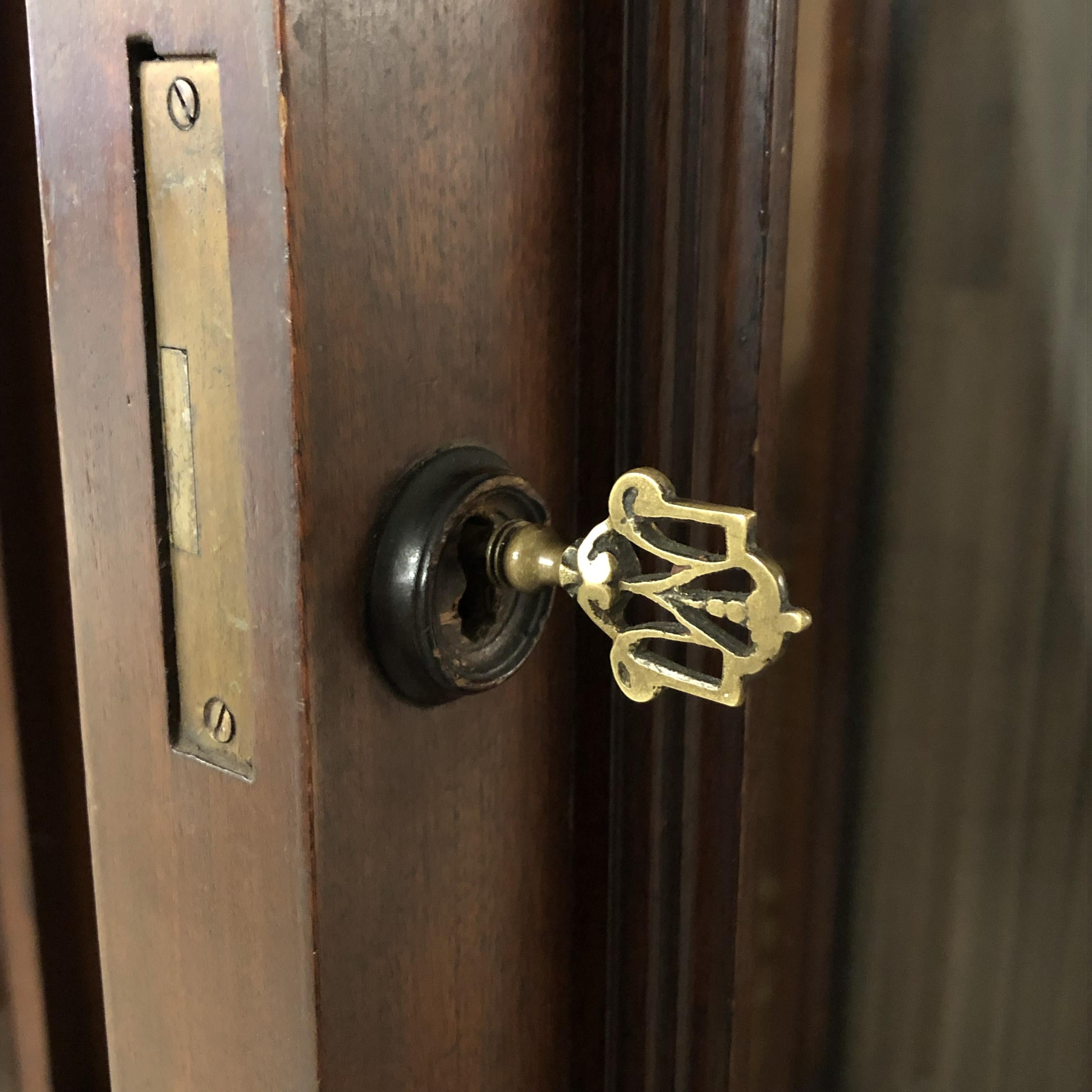 Armoire en noyer de la fin de l'époque victorienne en vente 5