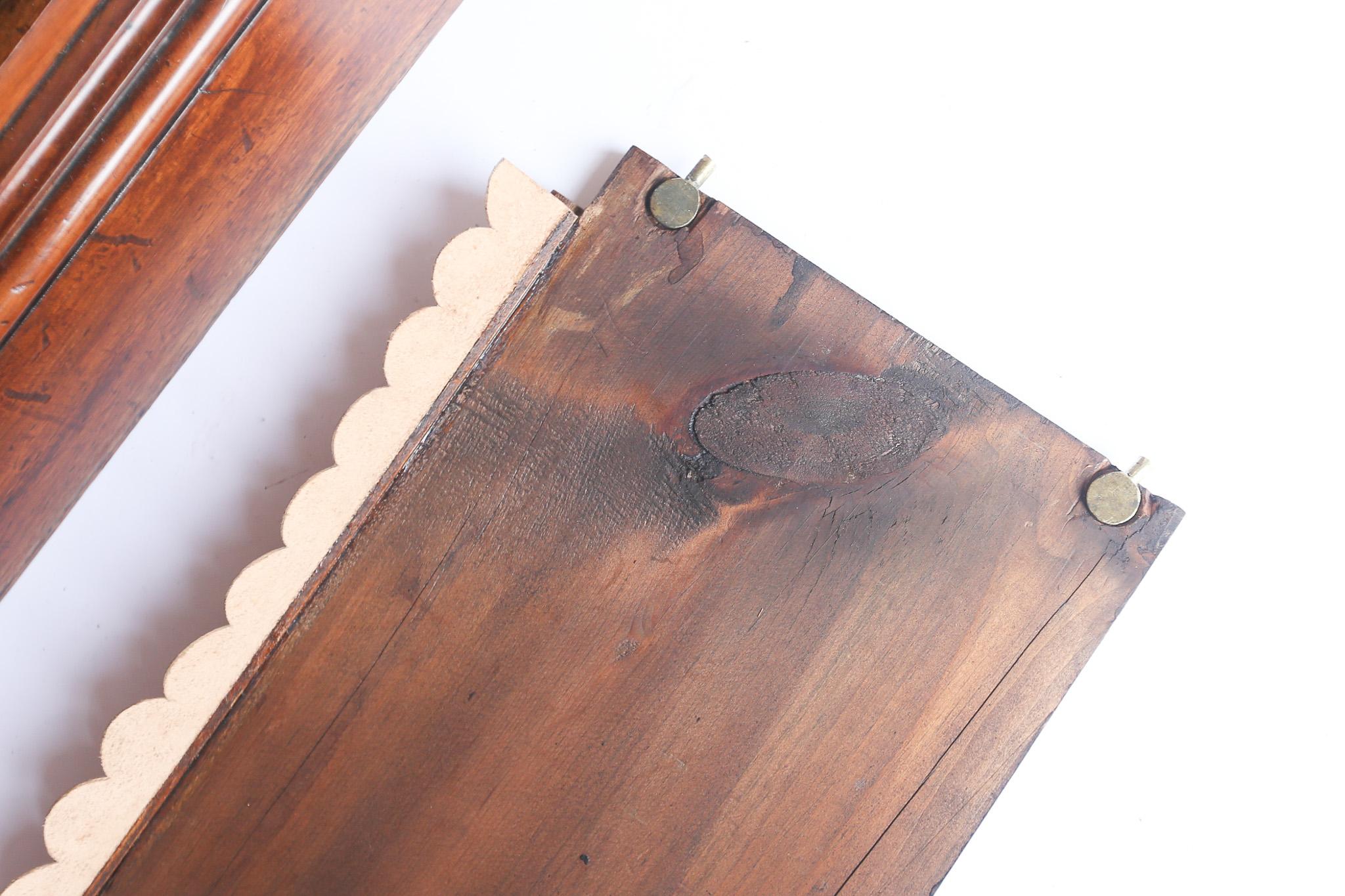 Libreria a giorno tardo-vittoriana in legno di noce e intagliato
Piano in noce massiccio con bordo sagomato
Fregio con dettaglio di perline
Coppia di pilastri a canne su ciascun lato con mensole intagliate
3 ripiani regolabili con supporti in ottone