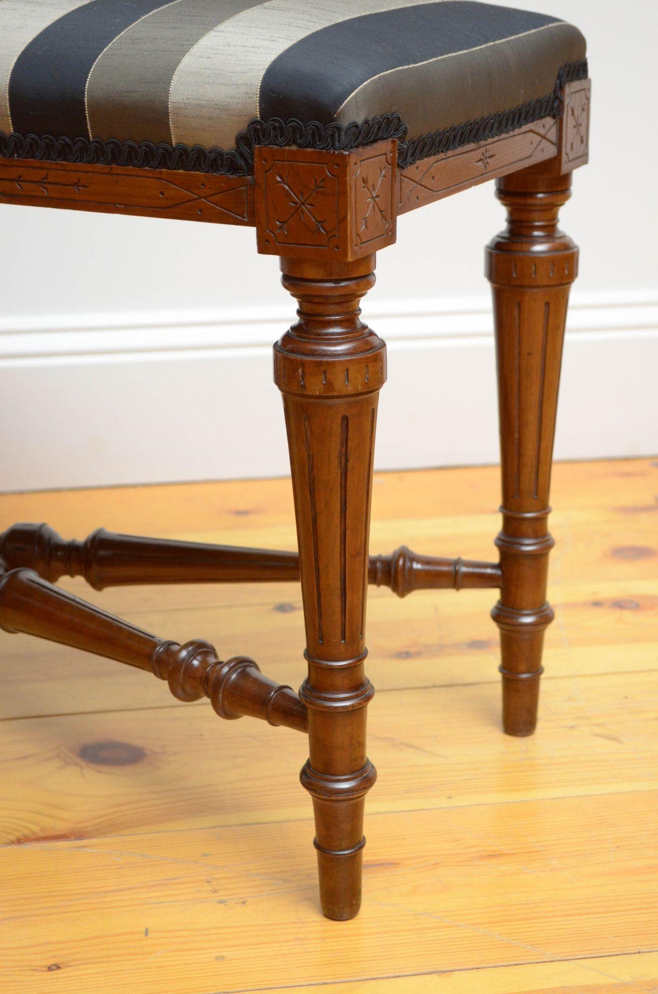 Late Victorian Walnut Duet Stool For Sale 2