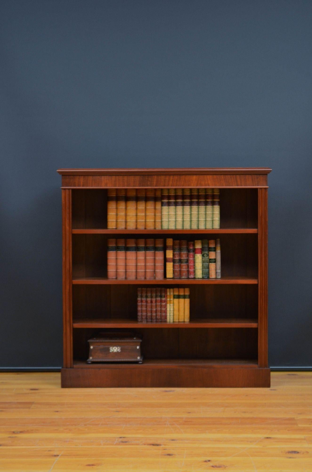 Sn5514 Semplice ed elegante libreria antica inglese, con piano figurato con bordo modellato sopra tre ripiani regolabili in altezza e pilastri scanalati, il tutto su base a plinto. Questa libreria antica è pronta per la casa. c1880
H44