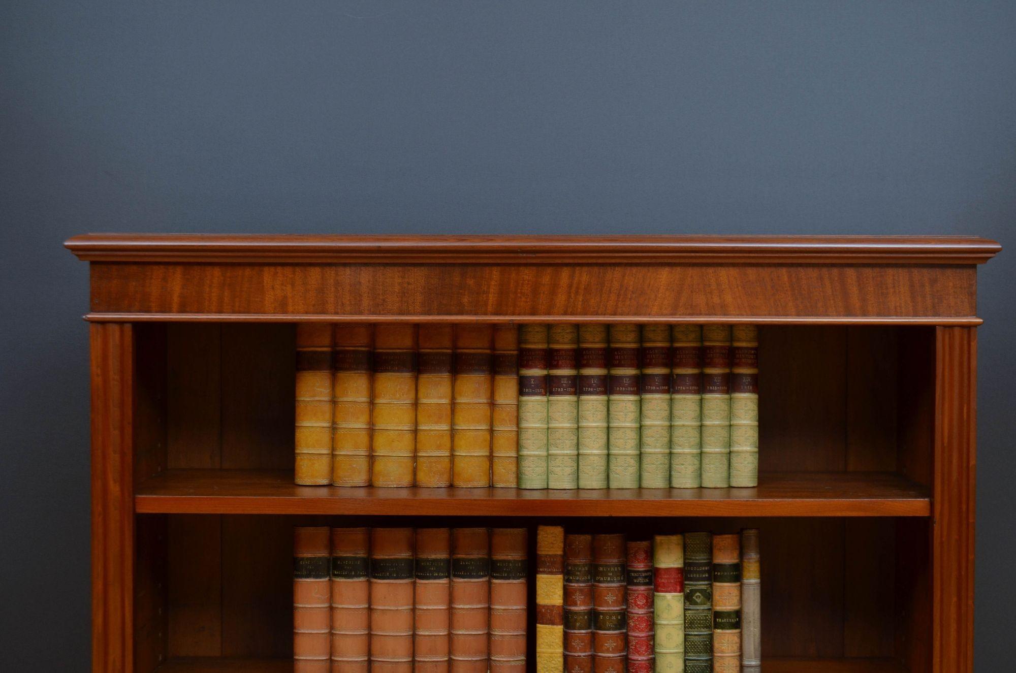 Noce Libreria a giorno in noce tardo-vittoriana in vendita