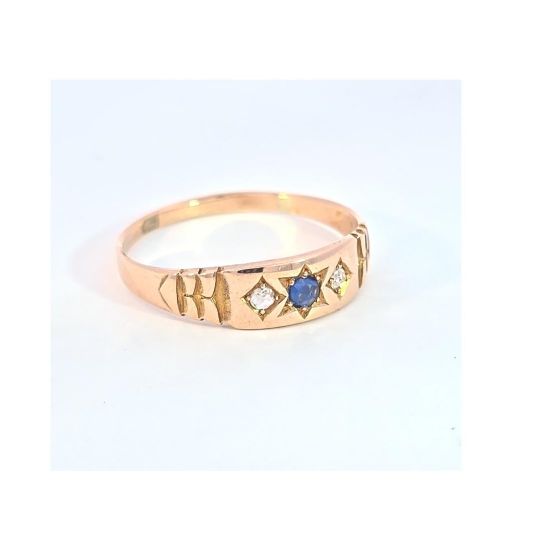 Dieser schöne spätviktorianische Saphir- und Diamantring besteht aus 14 Karat Gelbgold. 