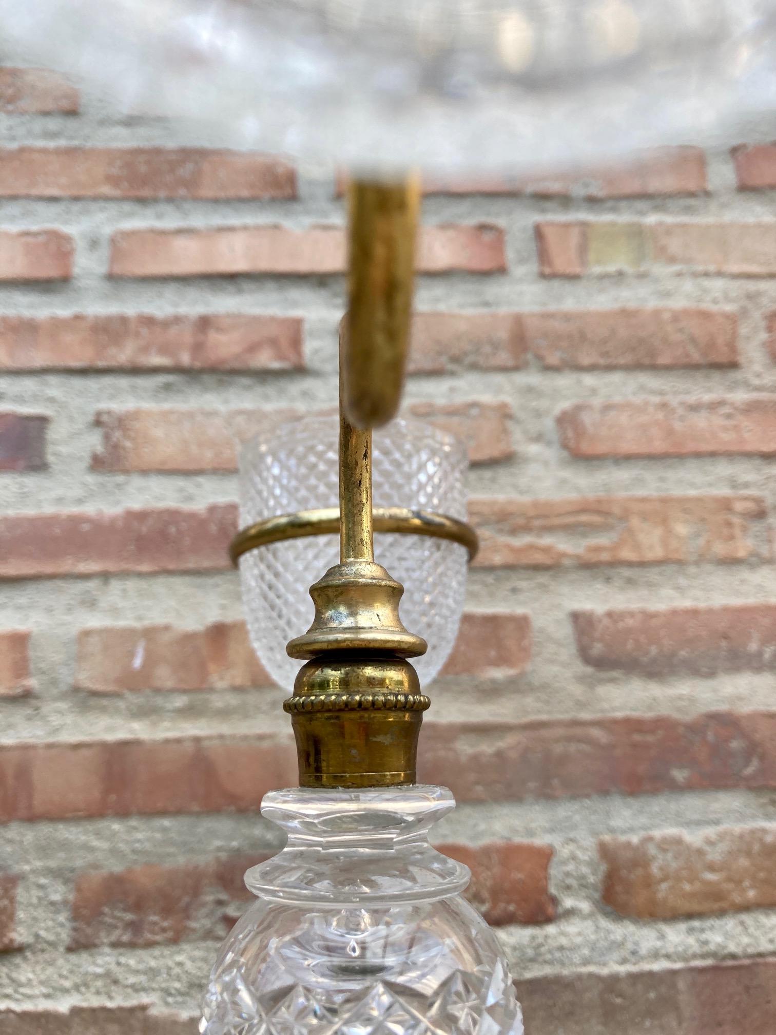 Bougeoir en verre taillé de la fin de l'époque victorienne en laiton de Cricklite Clarke Trade, de la fin du XIXe siècle en vente 3