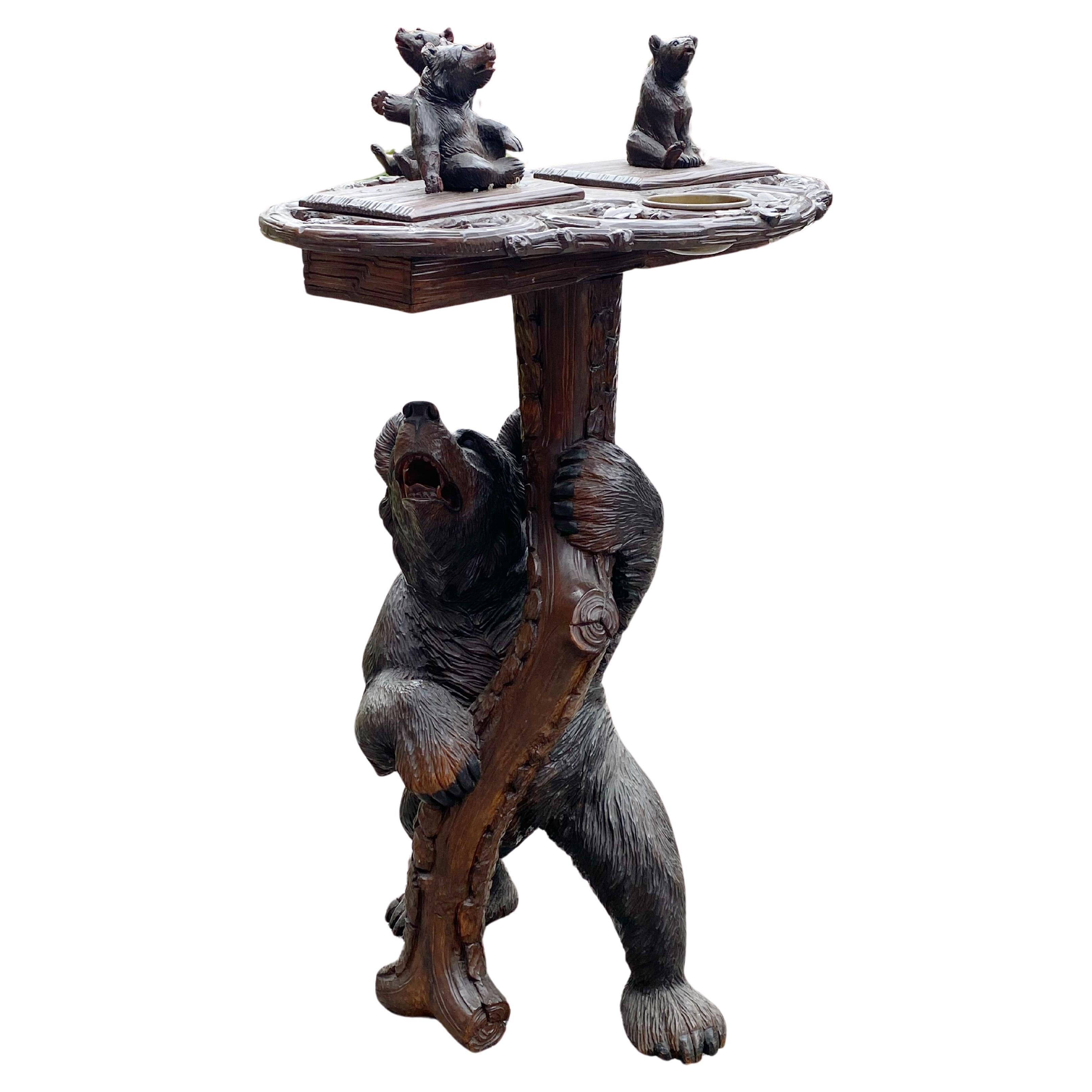 Mesa auxiliar de madera de oso de nogal tallada en la Selva Negra suiza de finales del siglo XIX con tarro para tabaco