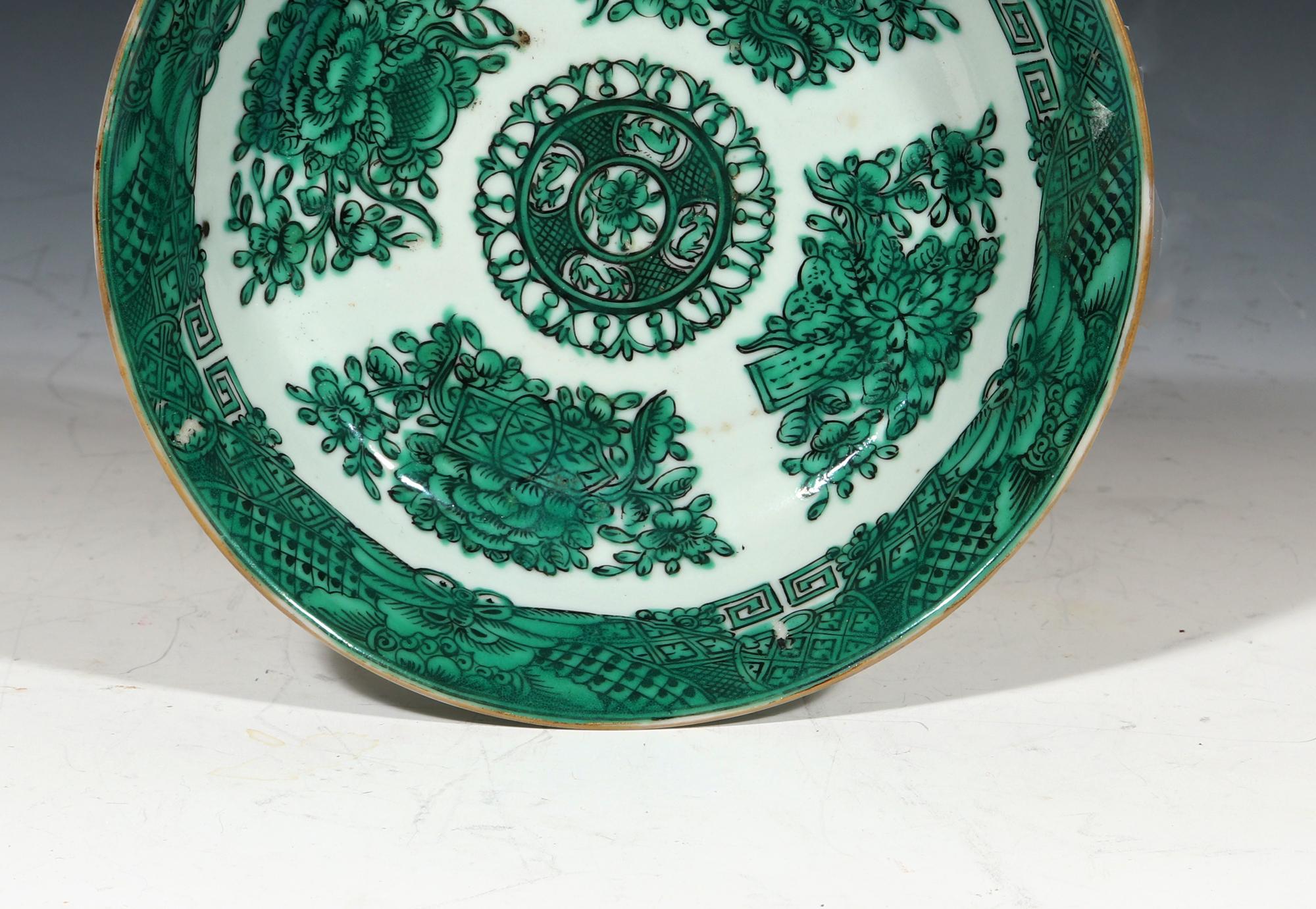 Late 18th Century Chinese Export Porcelain Green Fitzhugh Berry Dishes In Good Condition In Downingtown, PA