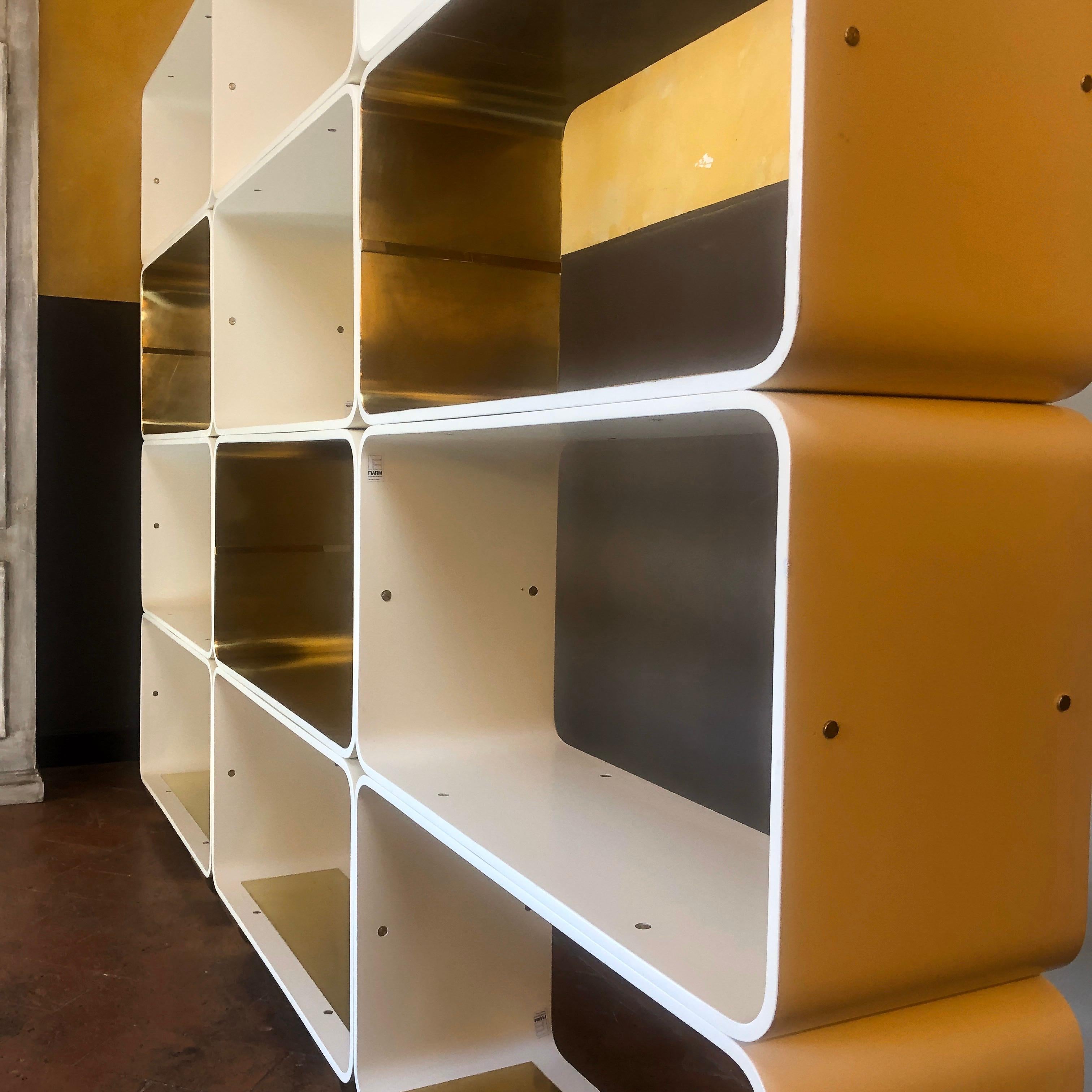 Mid-Century Modern Bibliothèque italienne de la fin du 20e siècle en bois blanc et laiton, Carlo de Carli pour Fiarm