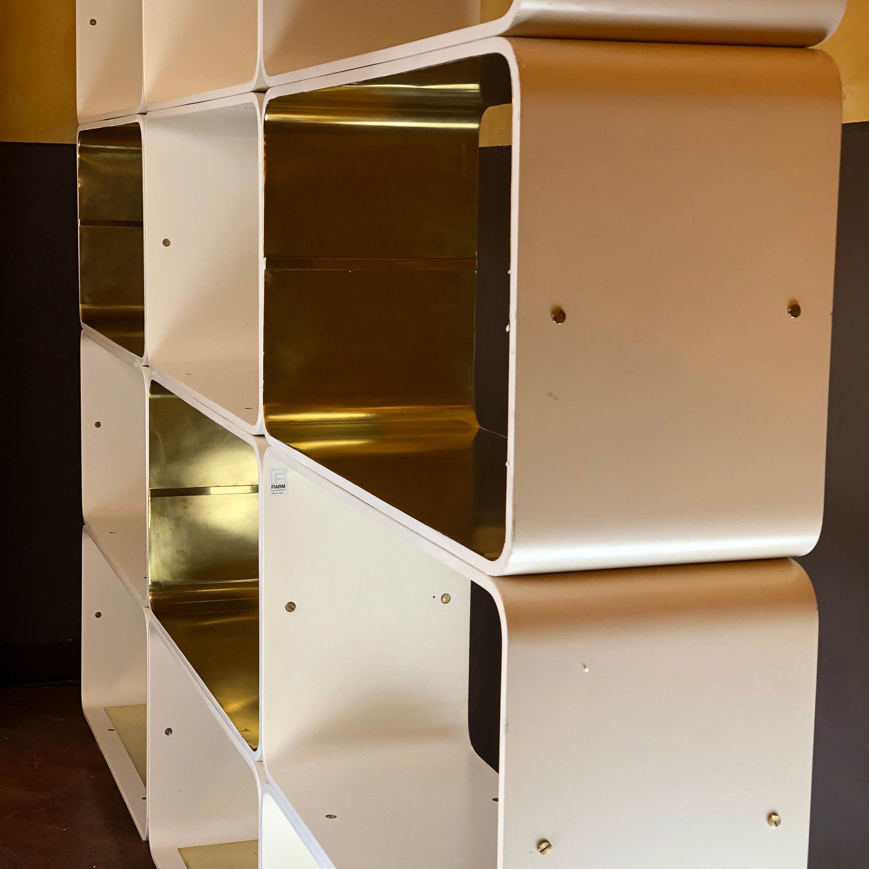 Peint Bibliothèque italienne de la fin du 20e siècle en bois blanc et laiton, Carlo de Carli pour Fiarm