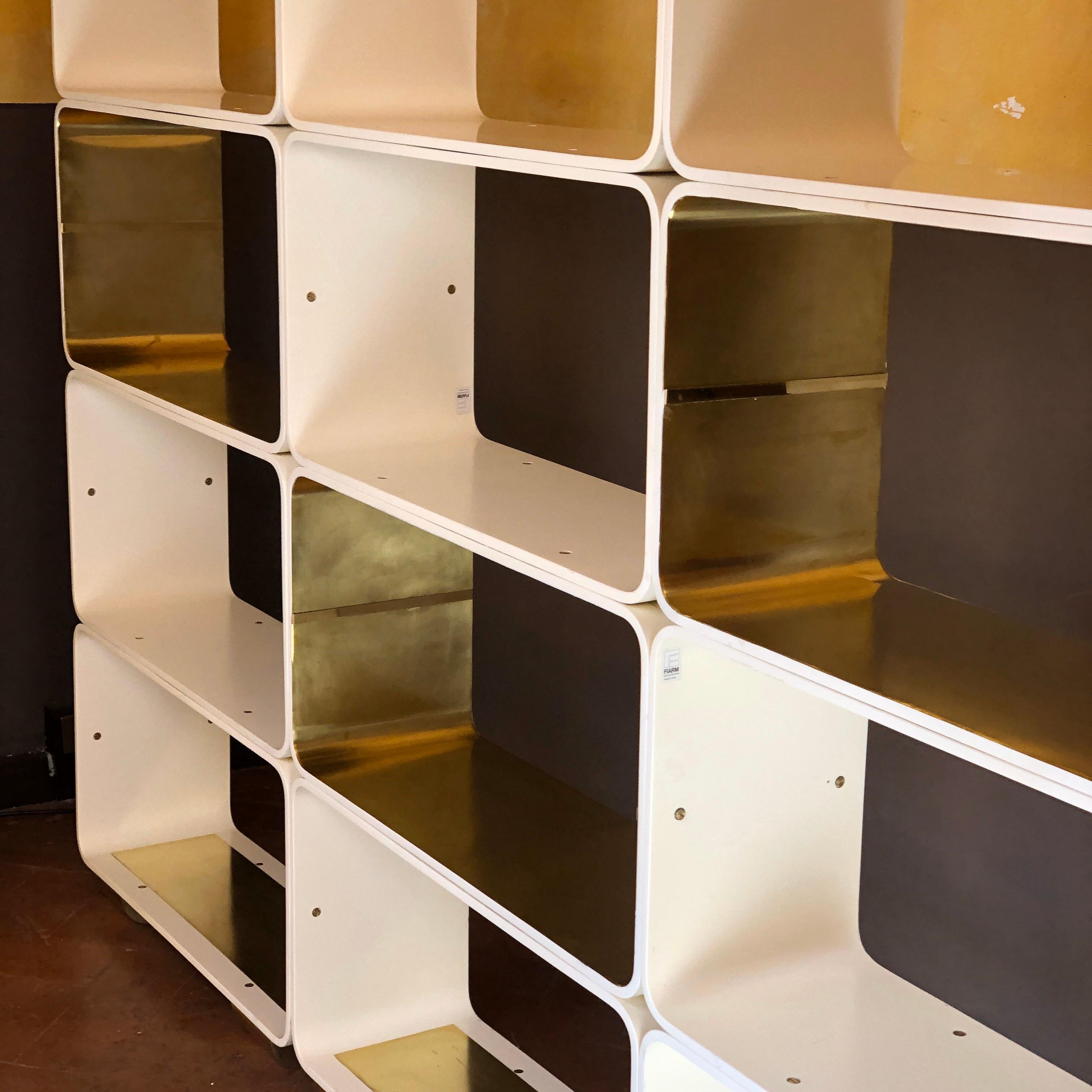 Bibliothèque italienne de la fin du 20e siècle en bois blanc et laiton, Carlo de Carli pour Fiarm Bon état à Firenze, Tuscany