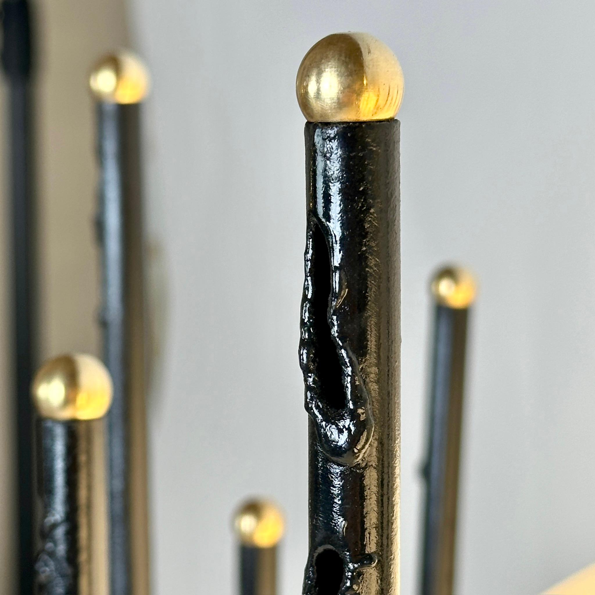 Spätes 20. Jahrhundert Zwei brutalistische Tischlampen aus schwarzem Eisen, Messing und Opalglas im Angebot 7