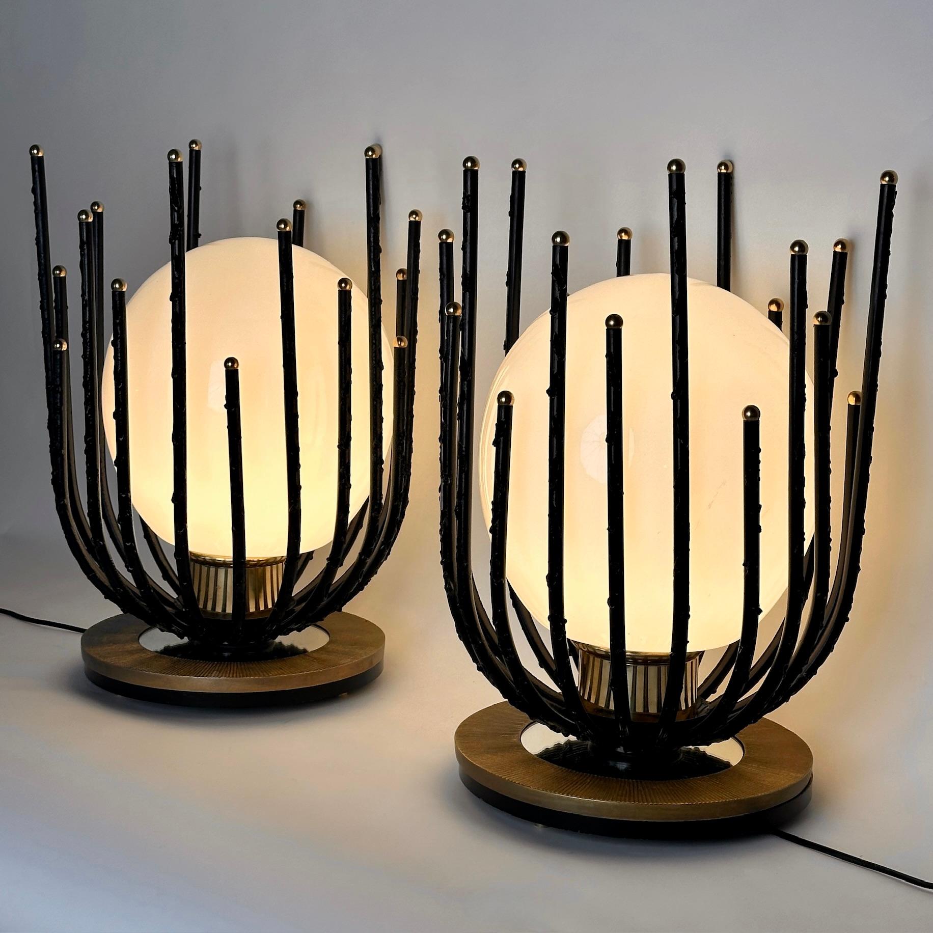 Diese brutalistisch-modernen Tischlampen passen in fast jede Umgebung und eignen sich perfekt für den Nachttisch oder für jeden anderen Raum.
Die Mischung aus schwarzen Eisenrohren, Messing und weißem Opalglas verleiht diesen Lampen eine starke und