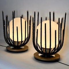 Paire de lampes de table brutalistes en fer noir, laiton et verre opalin de la fin du 20e siècle