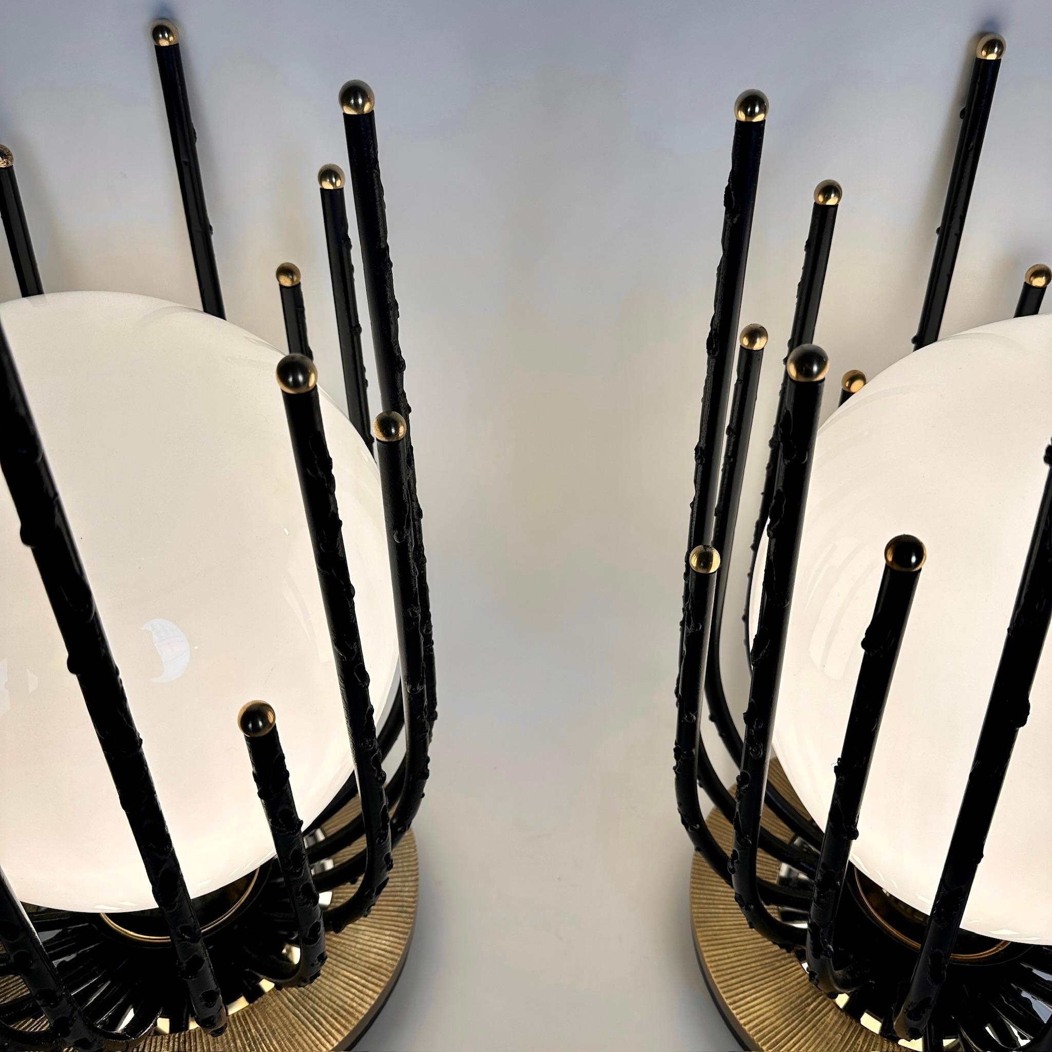 Peint Paire de lampes de table brutalistes en fer noir, laiton et verre opalin de la fin du 20e siècle en vente